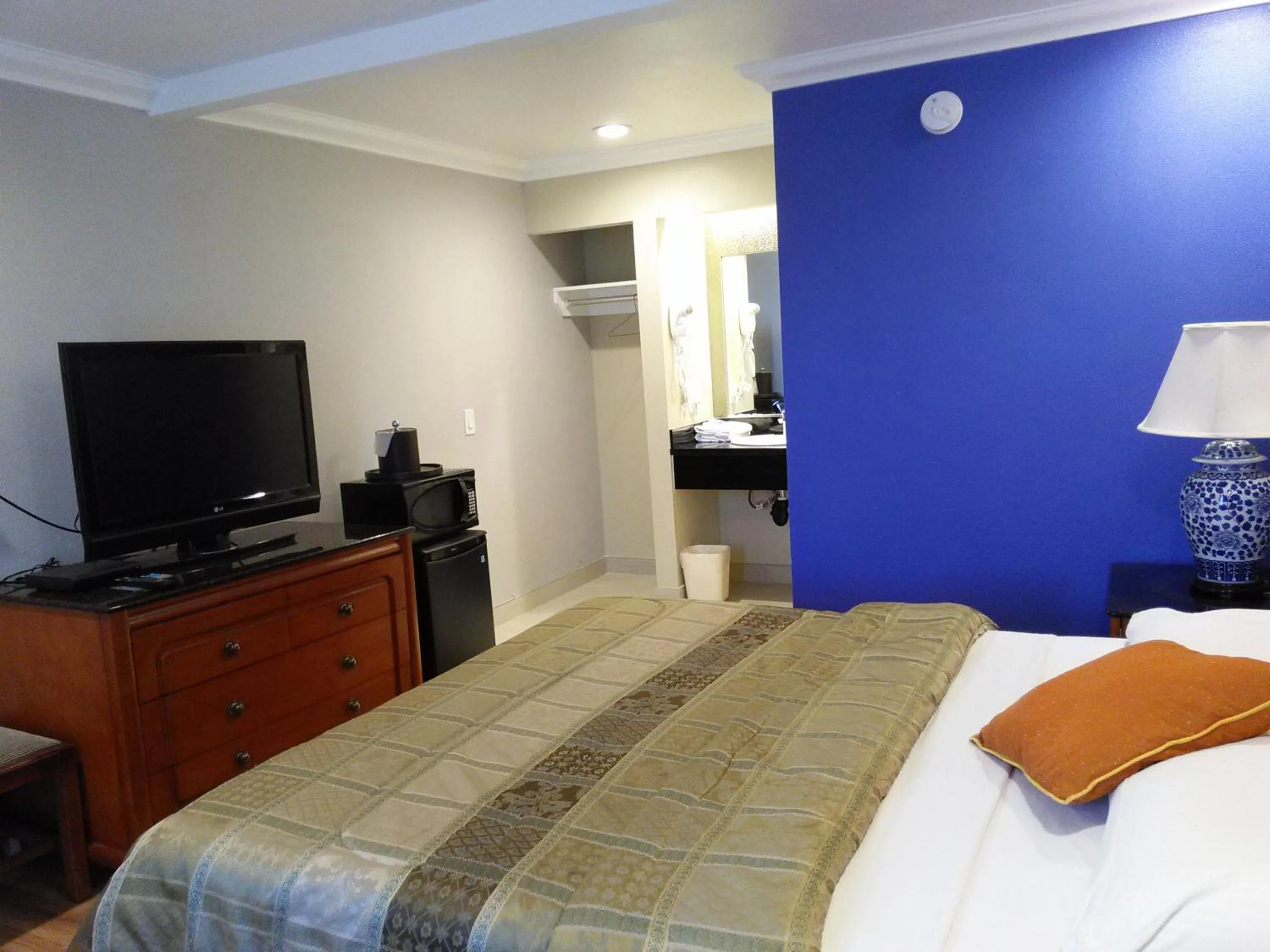 Photo of the whole room, Bed in Highlander Motel