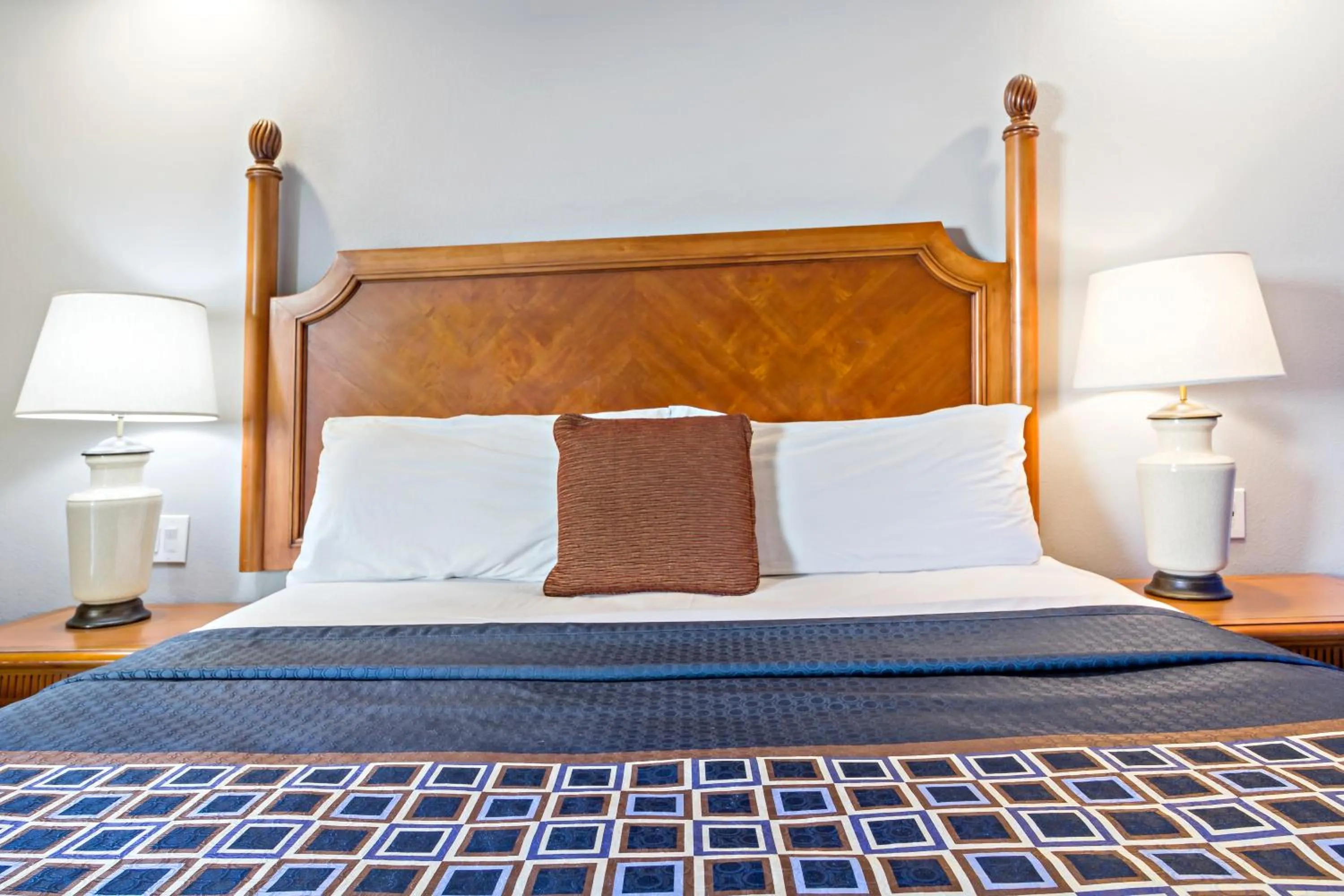 Decorative detail, Bed in Highlander Motel