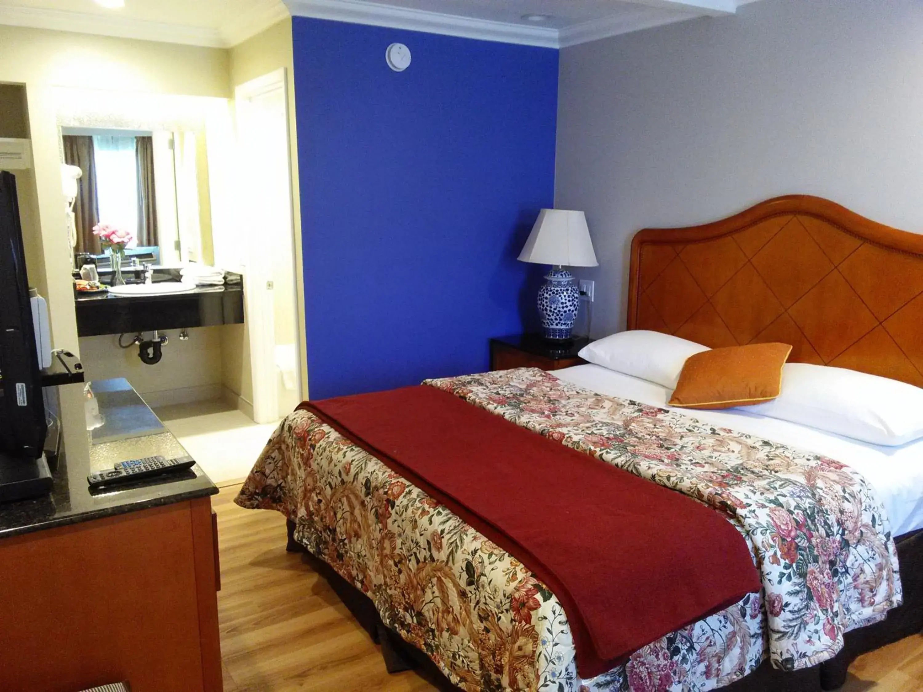 Photo of the whole room, Bed in Highlander Motel Photo of the whole room, Bed in Highlander Motel