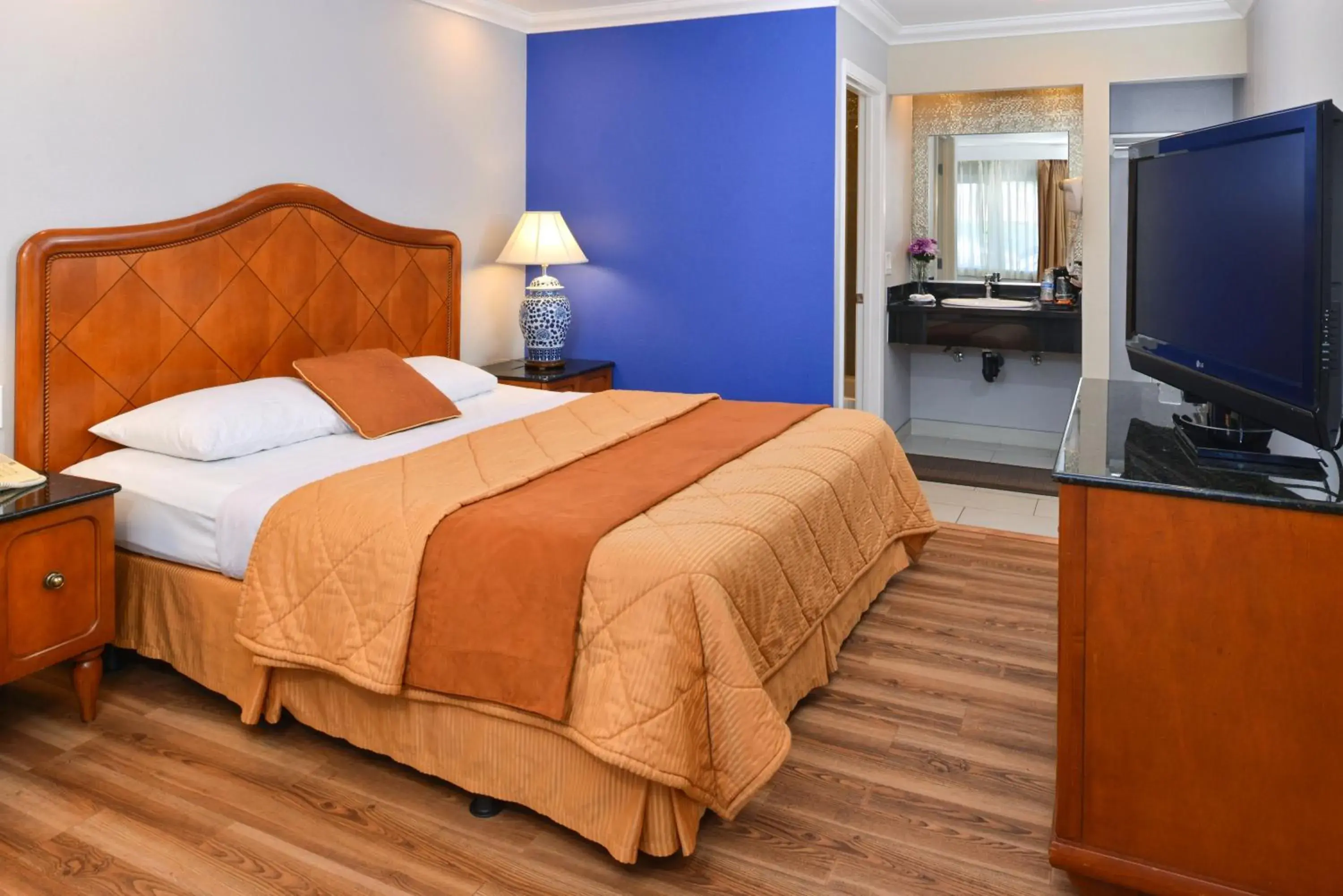 Bed in Highlander Motel Bed in Highlander Motel