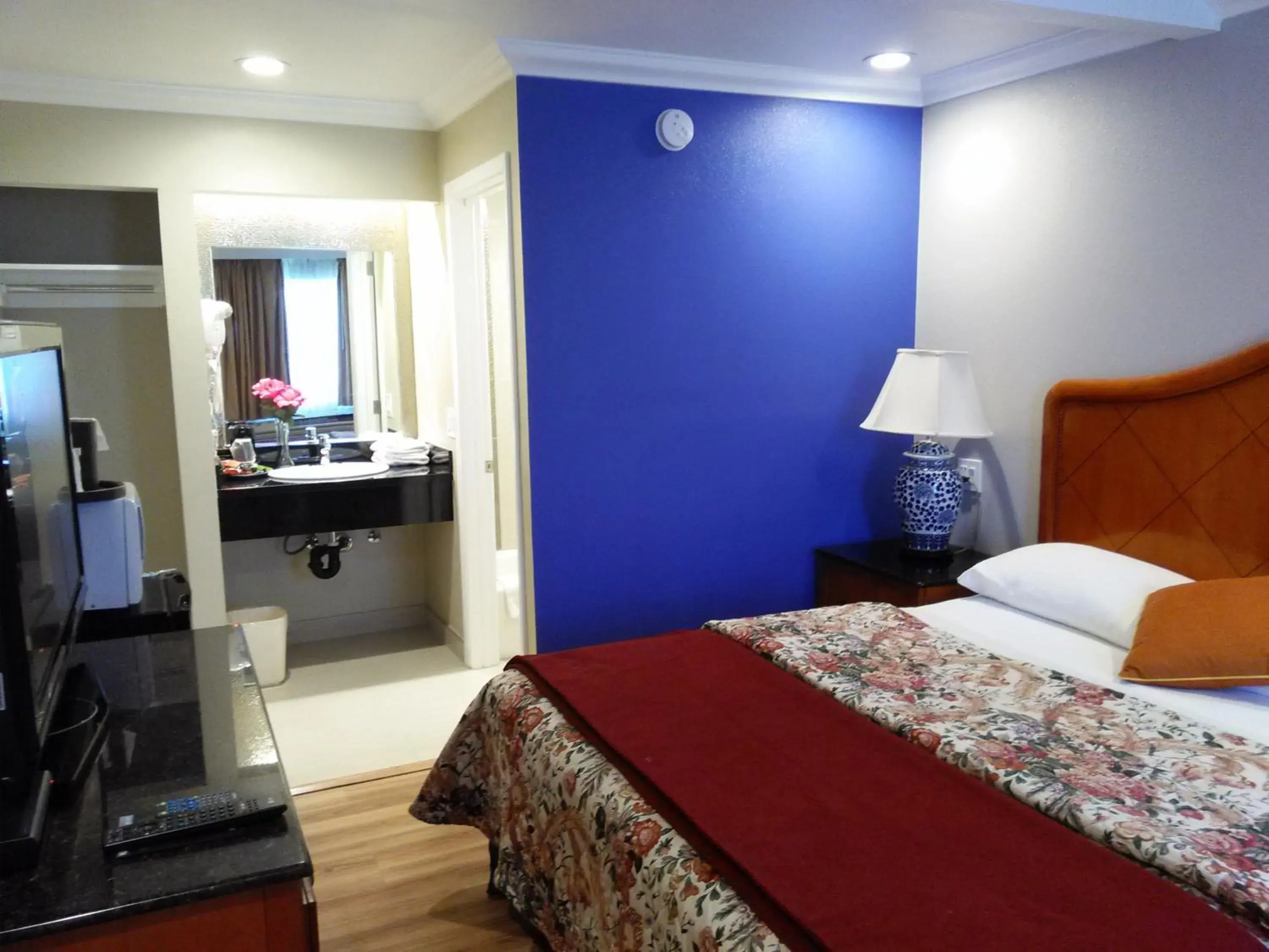 Photo of the whole room, Bed in Highlander Motel Photo of the whole room, Bed in Highlander Motel