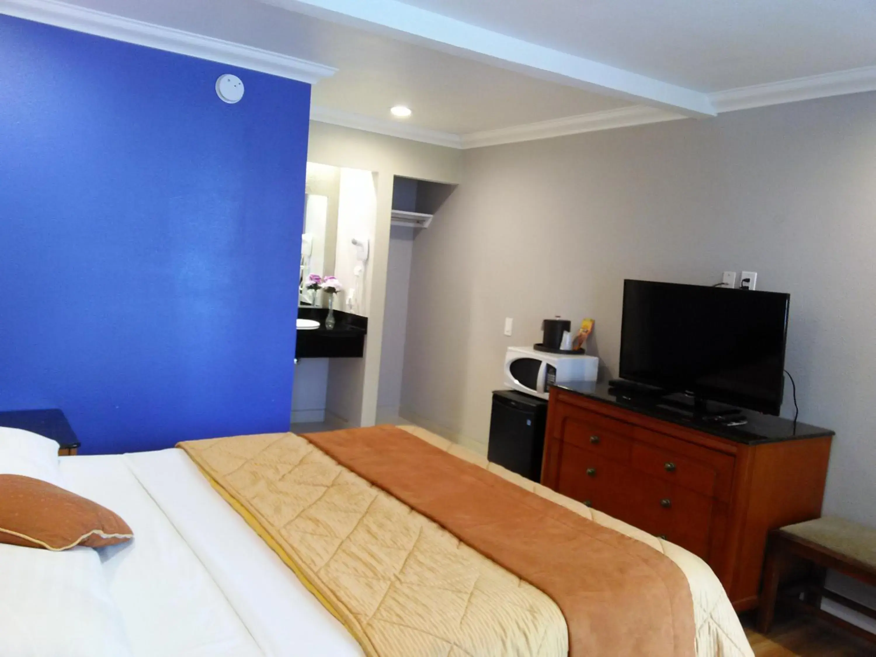 Photo of the whole room, Bed in Highlander Motel Photo of the whole room, Bed in Highlander Motel