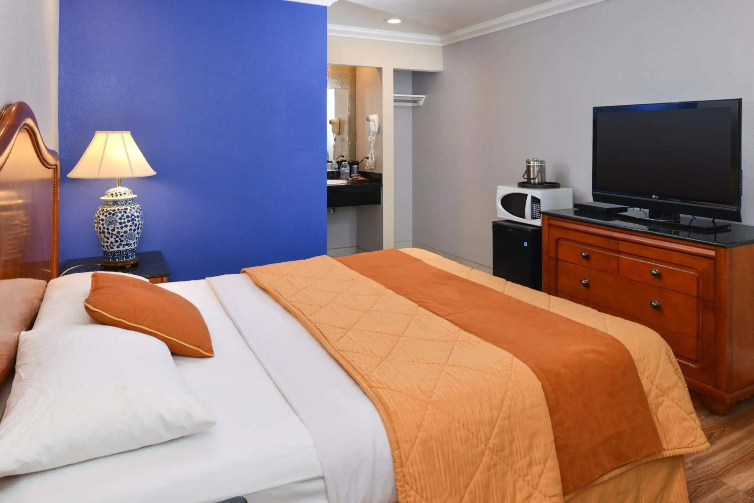 Photo of the whole room, Bed in Highlander Motel Photo of the whole room, Bed in Highlander Motel