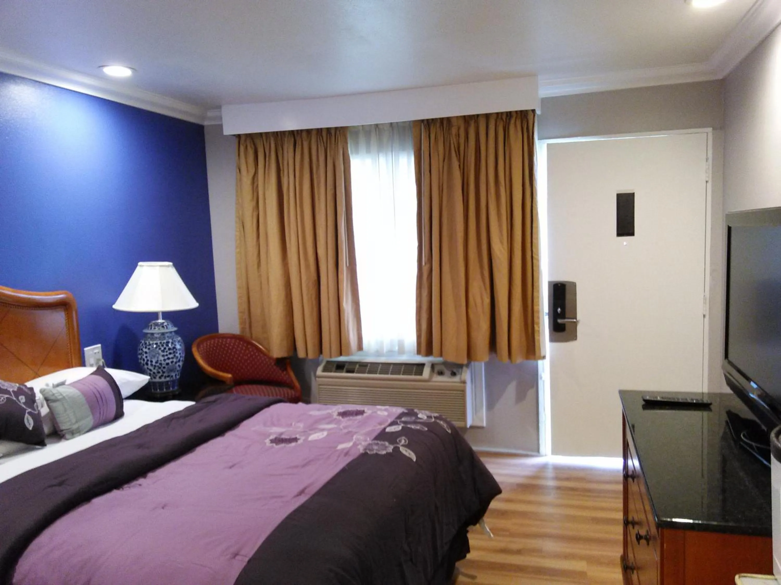 Photo of the whole room, Bed in Highlander Motel