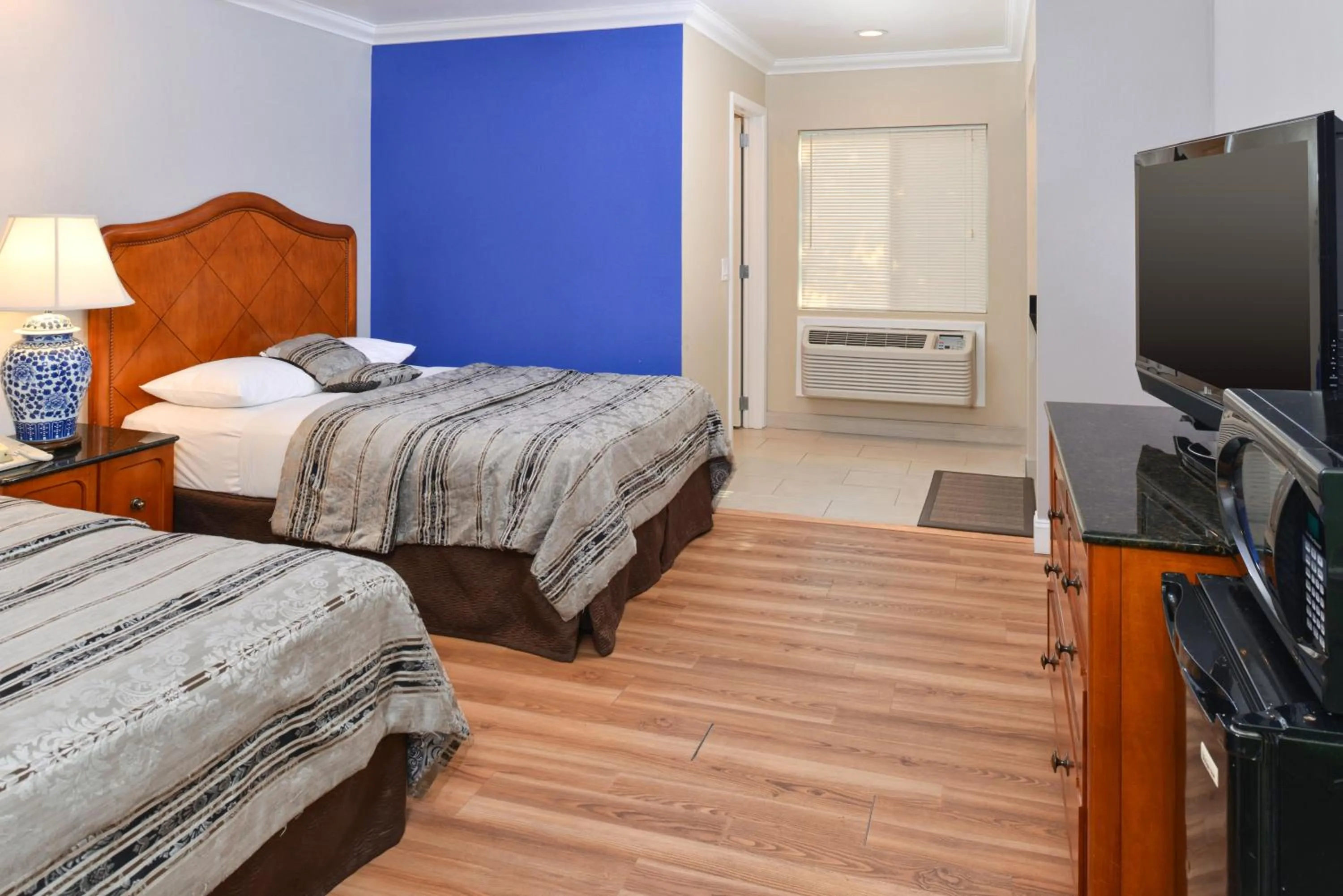 Bedroom, Bed in Highlander Motel