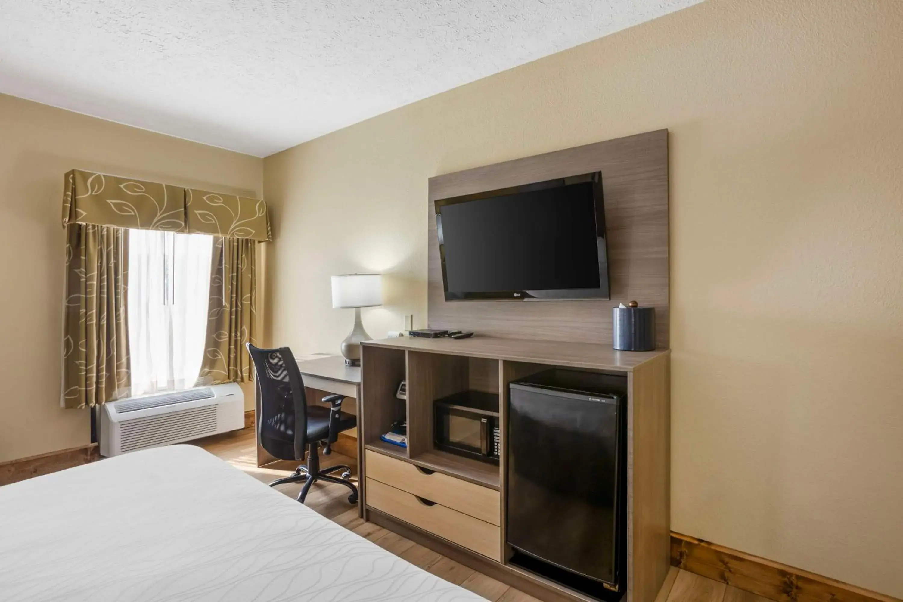 Bedroom, Bed in Best Western Plus Springfield Airport Inn Bedroom, Bed in Best Western Plus Springfield Airport Inn