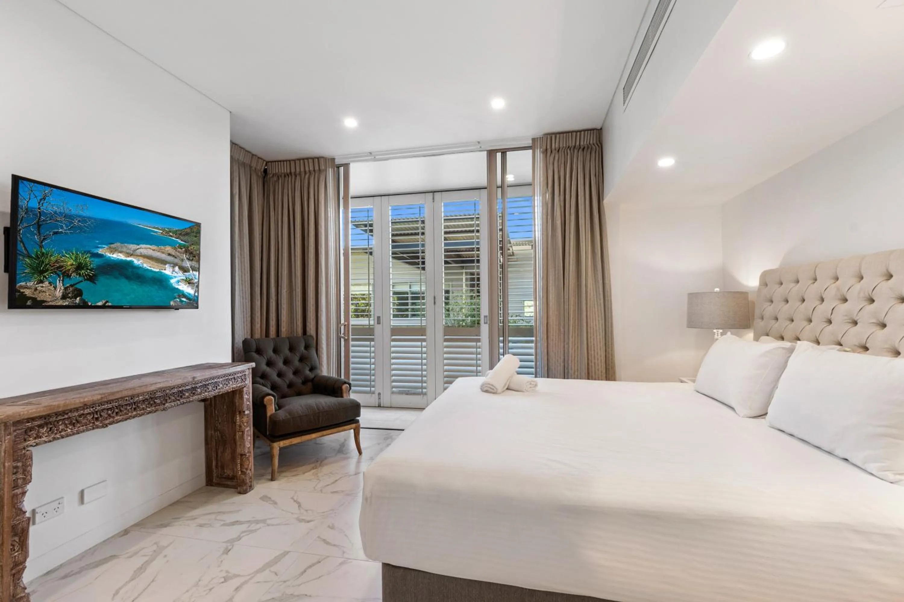 Photo of the whole room, Bed in The Rise Noosa
