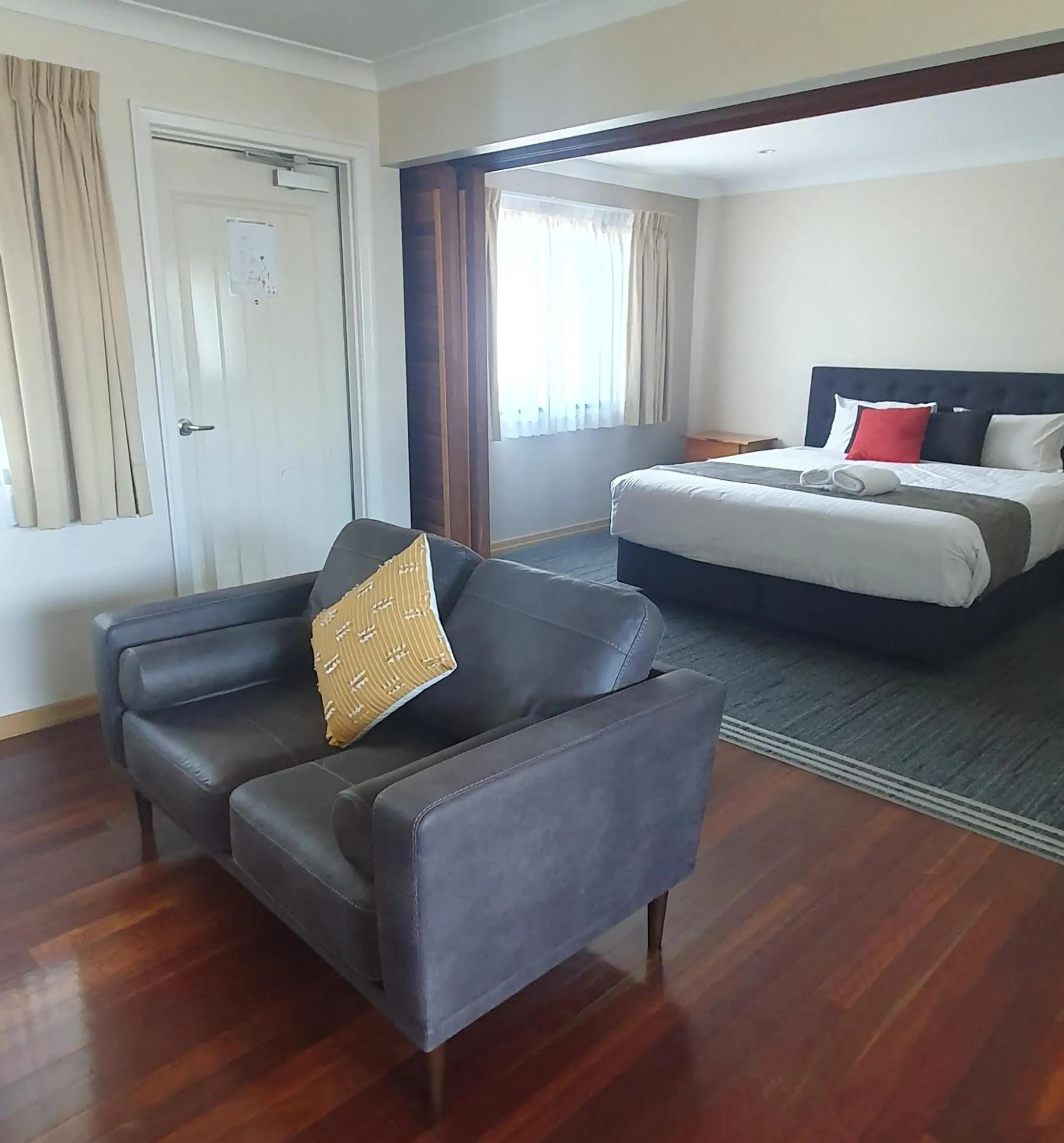 Living room, Bed in Eastgate on the Range Motel