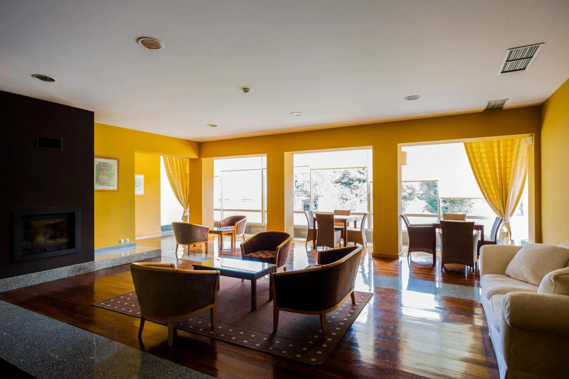 Communal lounge/ TV room in Hotel Castrum Villae by Walk Hotels