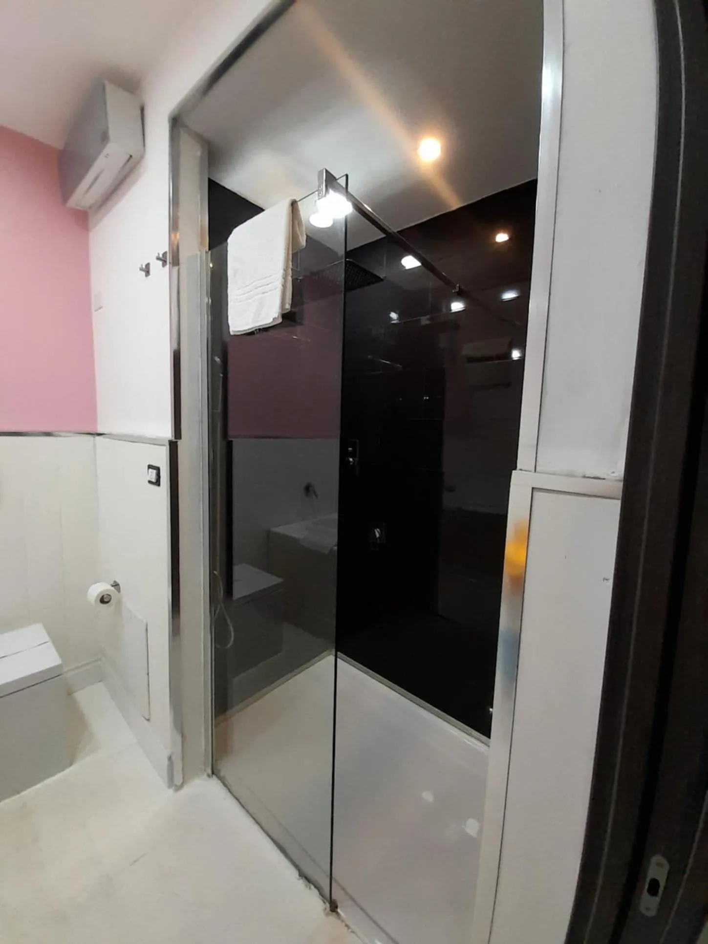 Shower in Tiffany & Babylon Luxury Stay