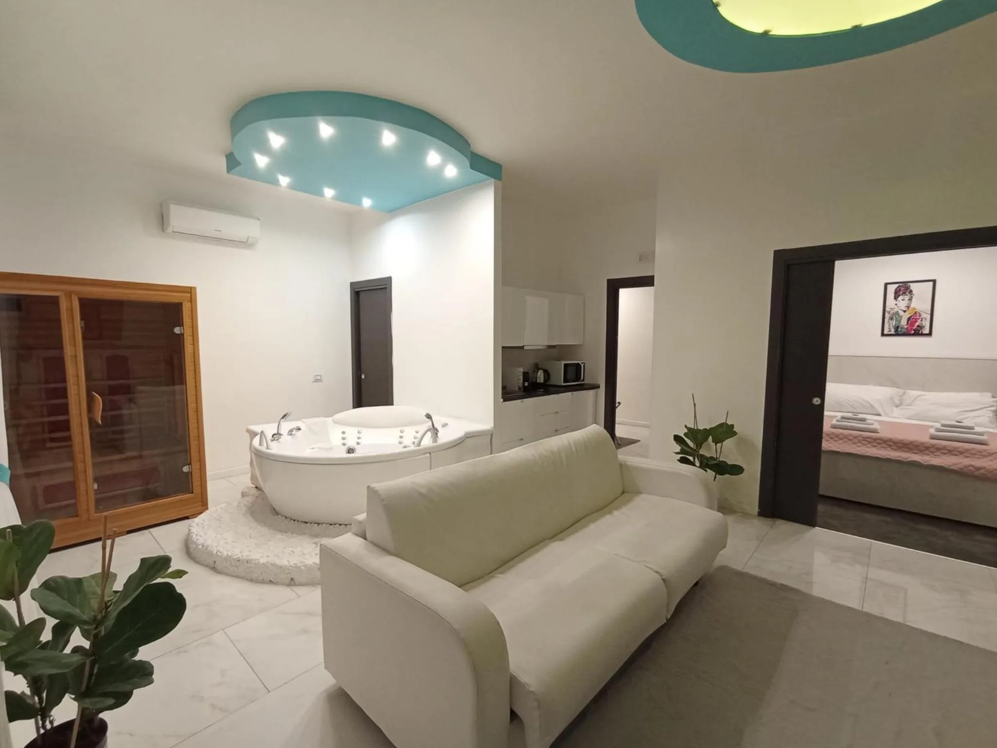 Photo of the whole room, Bed in Tiffany & Babylon Luxury Stay