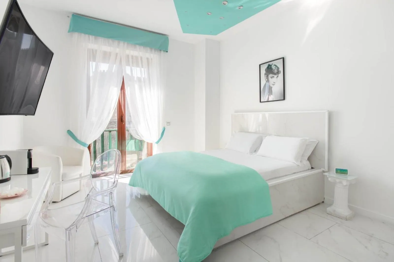 Bed in Tiffany & Babylon Luxury Stay