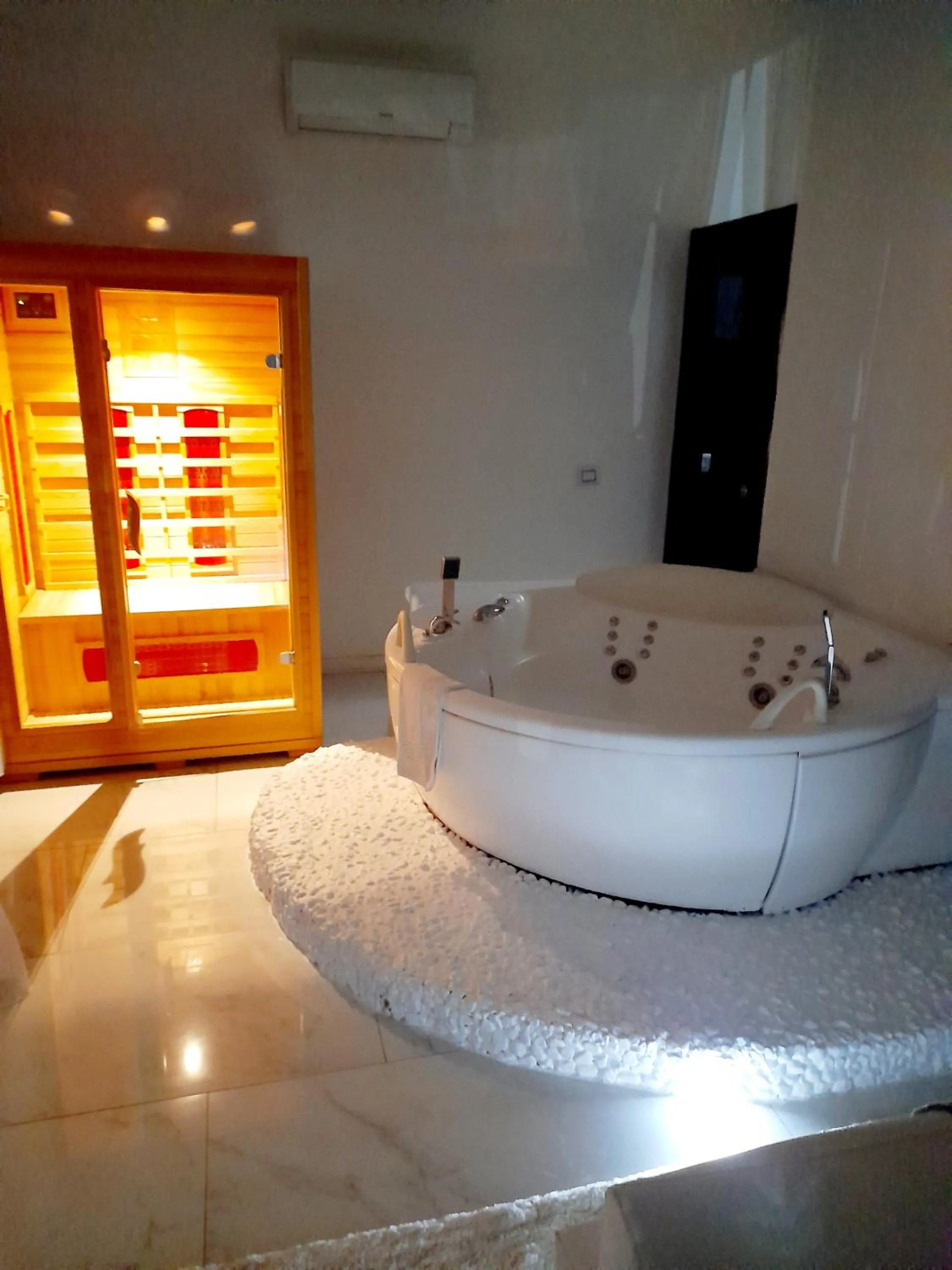 Hot Tub in Tiffany & Babylon Luxury Stay