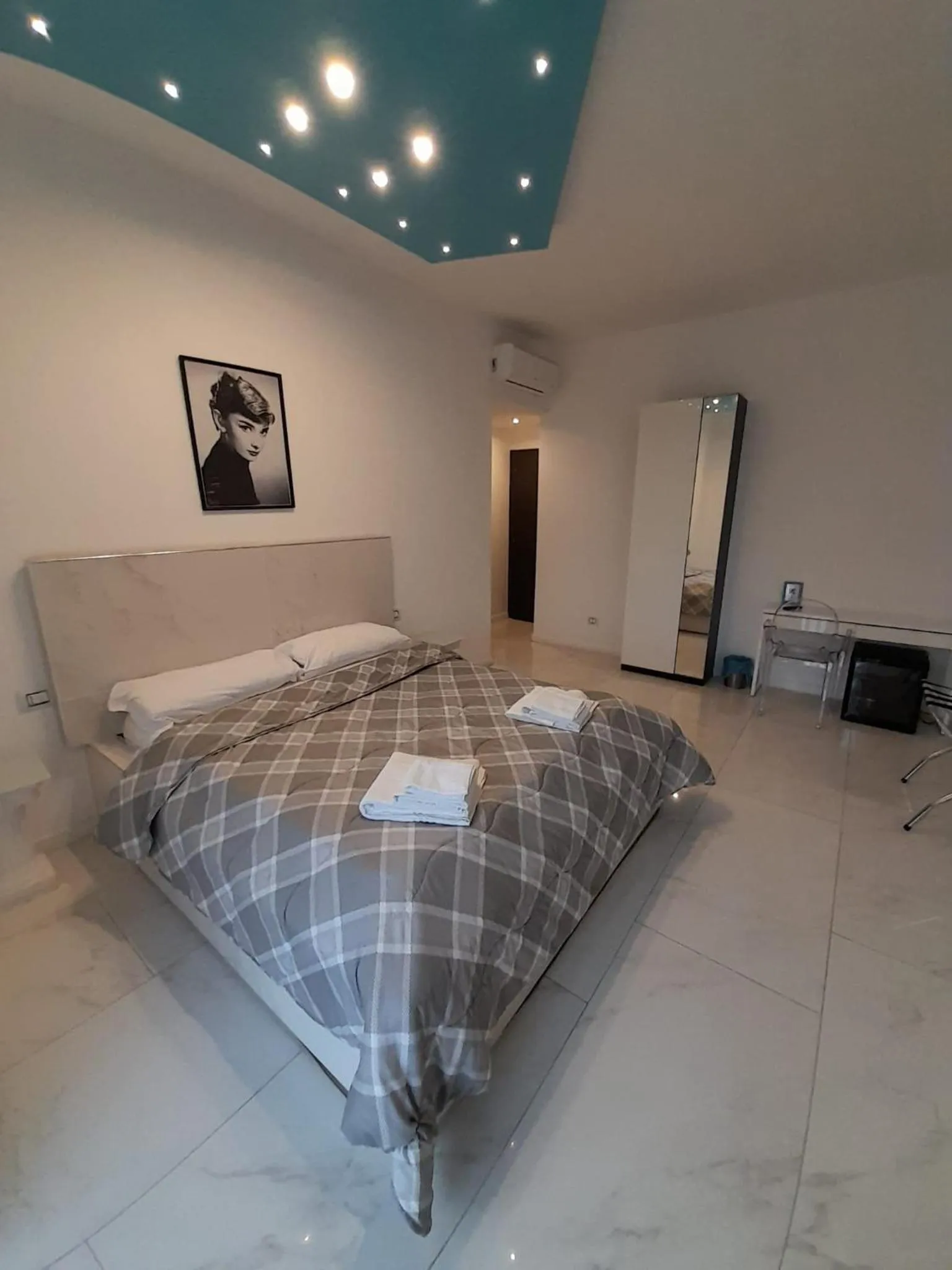 Photo of the whole room, Bed in Tiffany & Babylon Luxury Stay