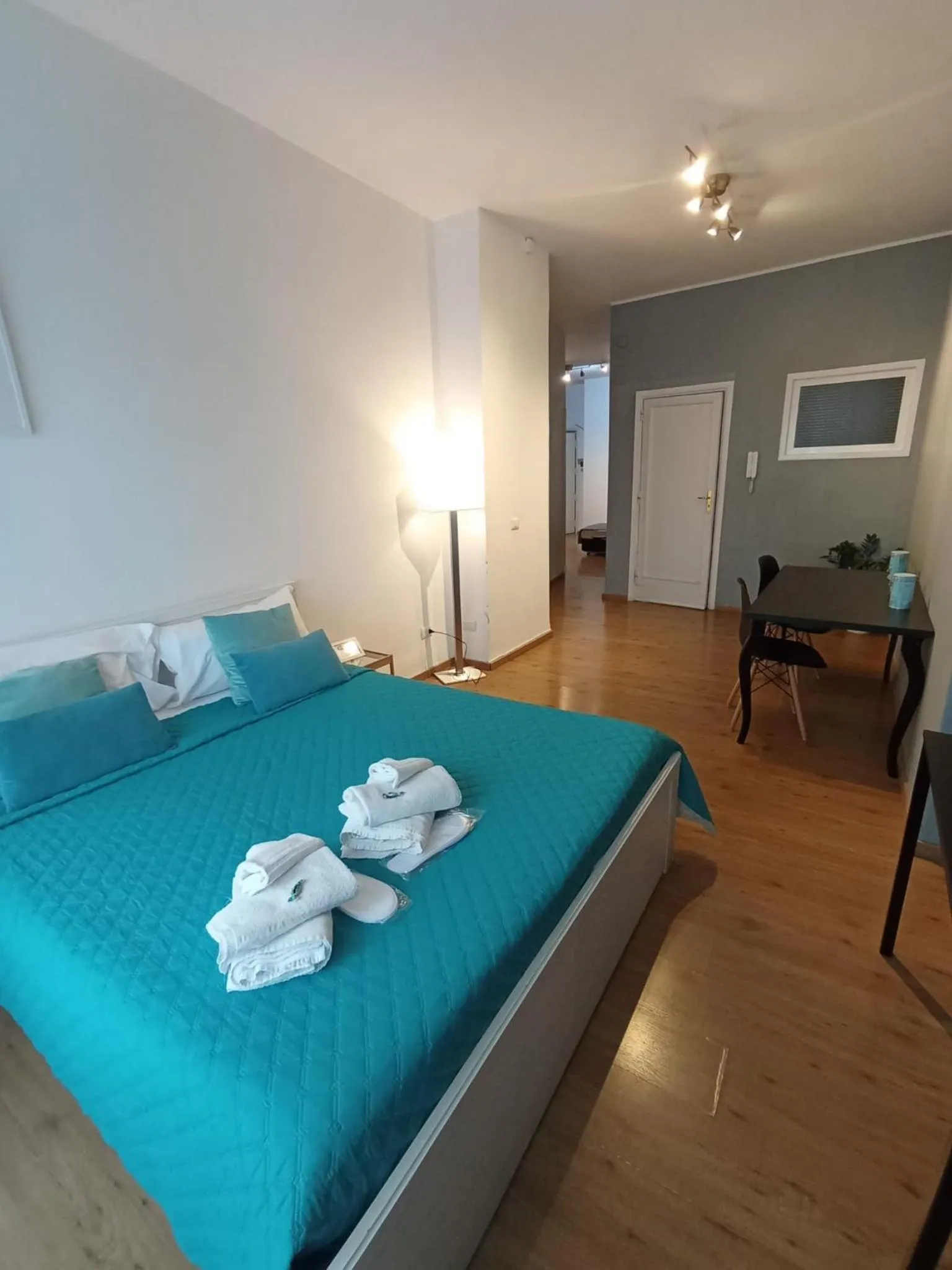 Bed in Tiffany & Babylon Luxury Stay