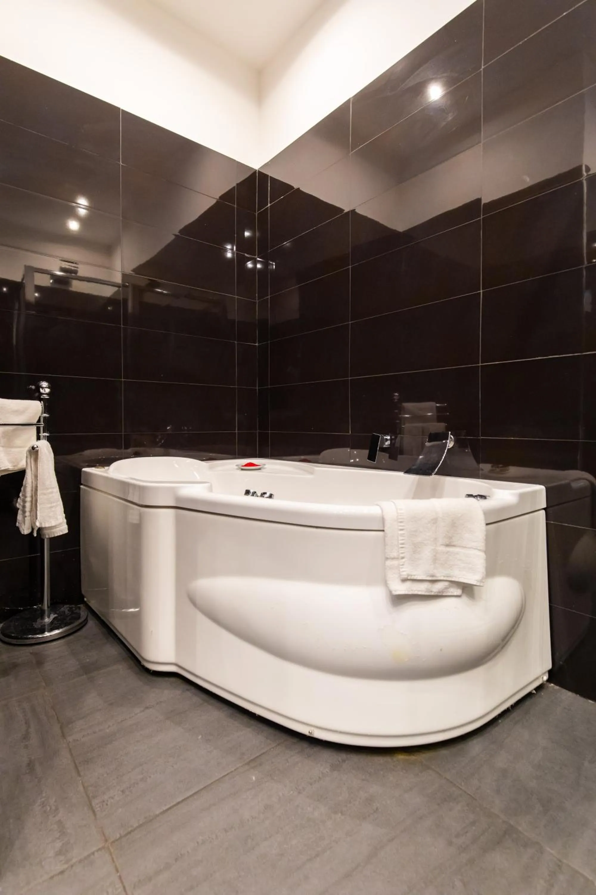 Hot Tub in Tiffany & Babylon Luxury Stay