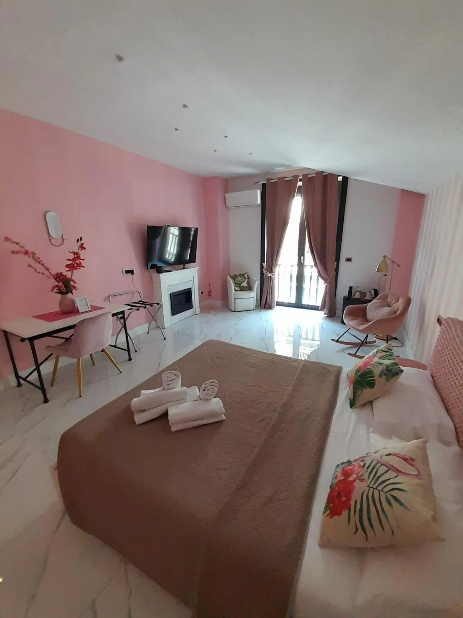 Photo of the whole room, Bed in Tiffany & Babylon Luxury Stay