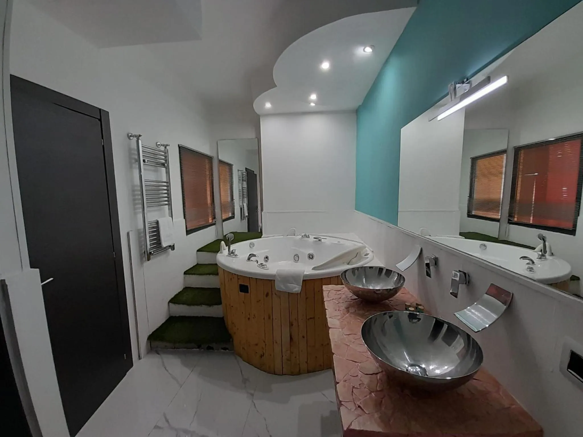 Hot Tub in Tiffany & Babylon Luxury Stay