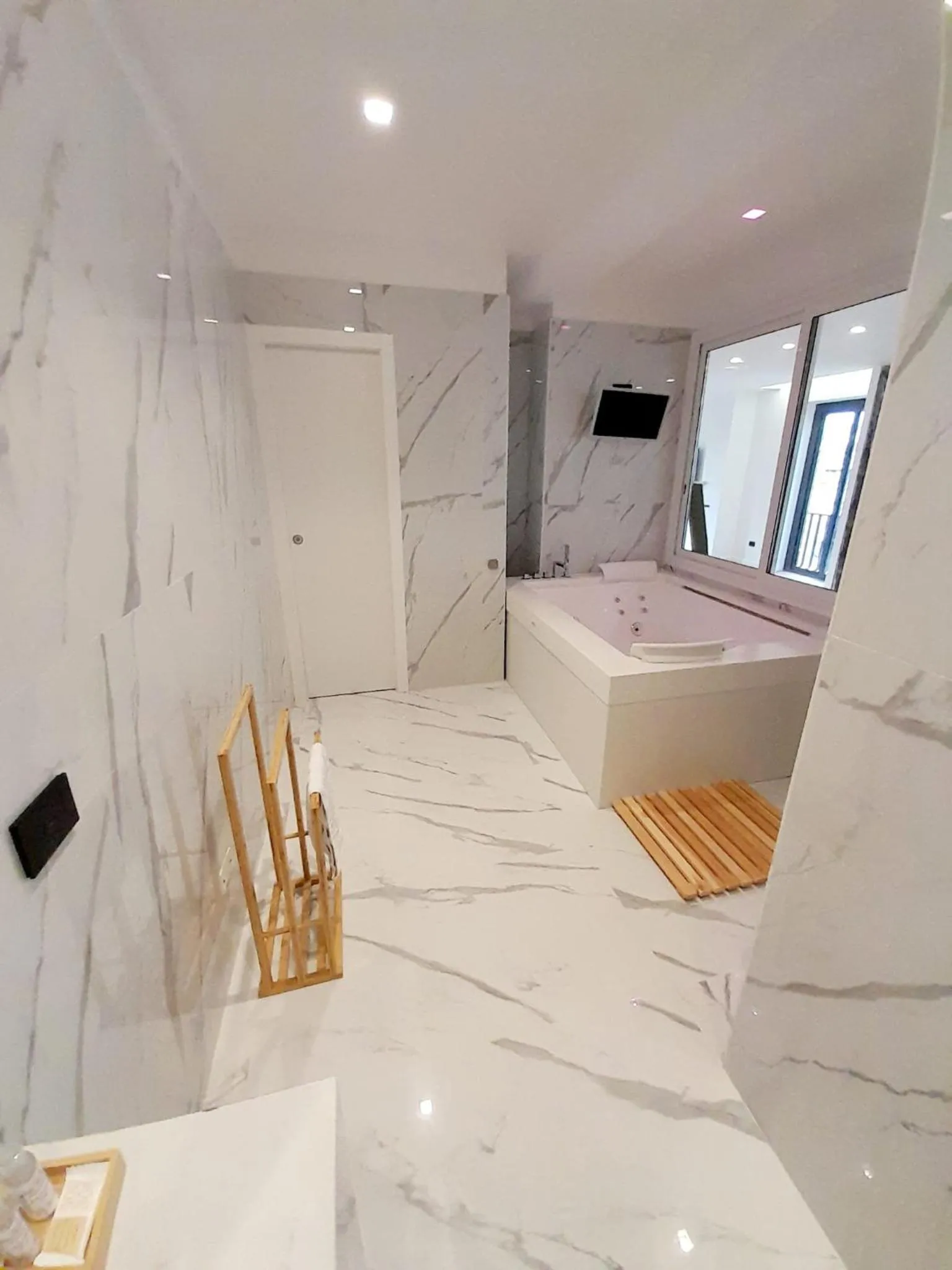 Bathroom, Bed in Tiffany & Babylon Luxury Stay