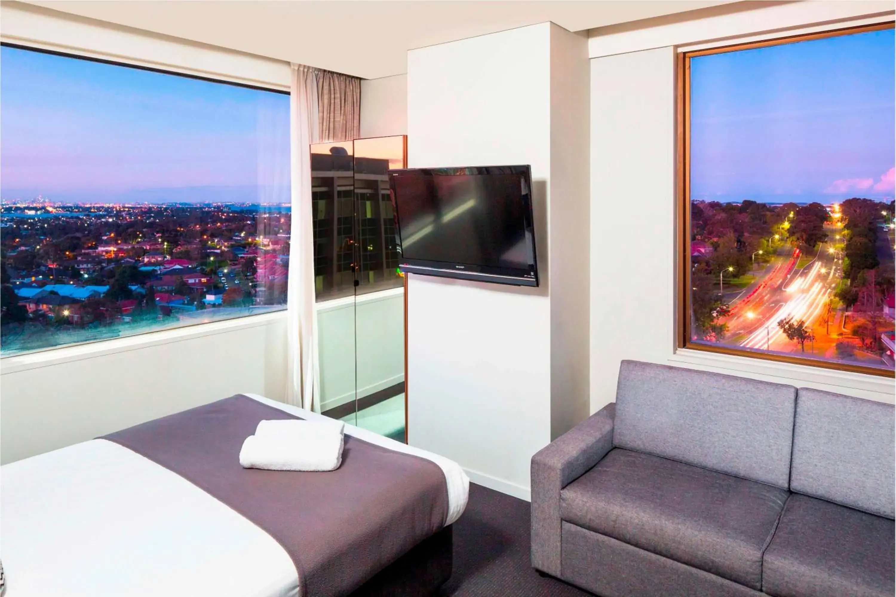 View (from property/room), Bed in Metro Hotel Miranda View (from property/room), Bed in Metro Hotel Miranda