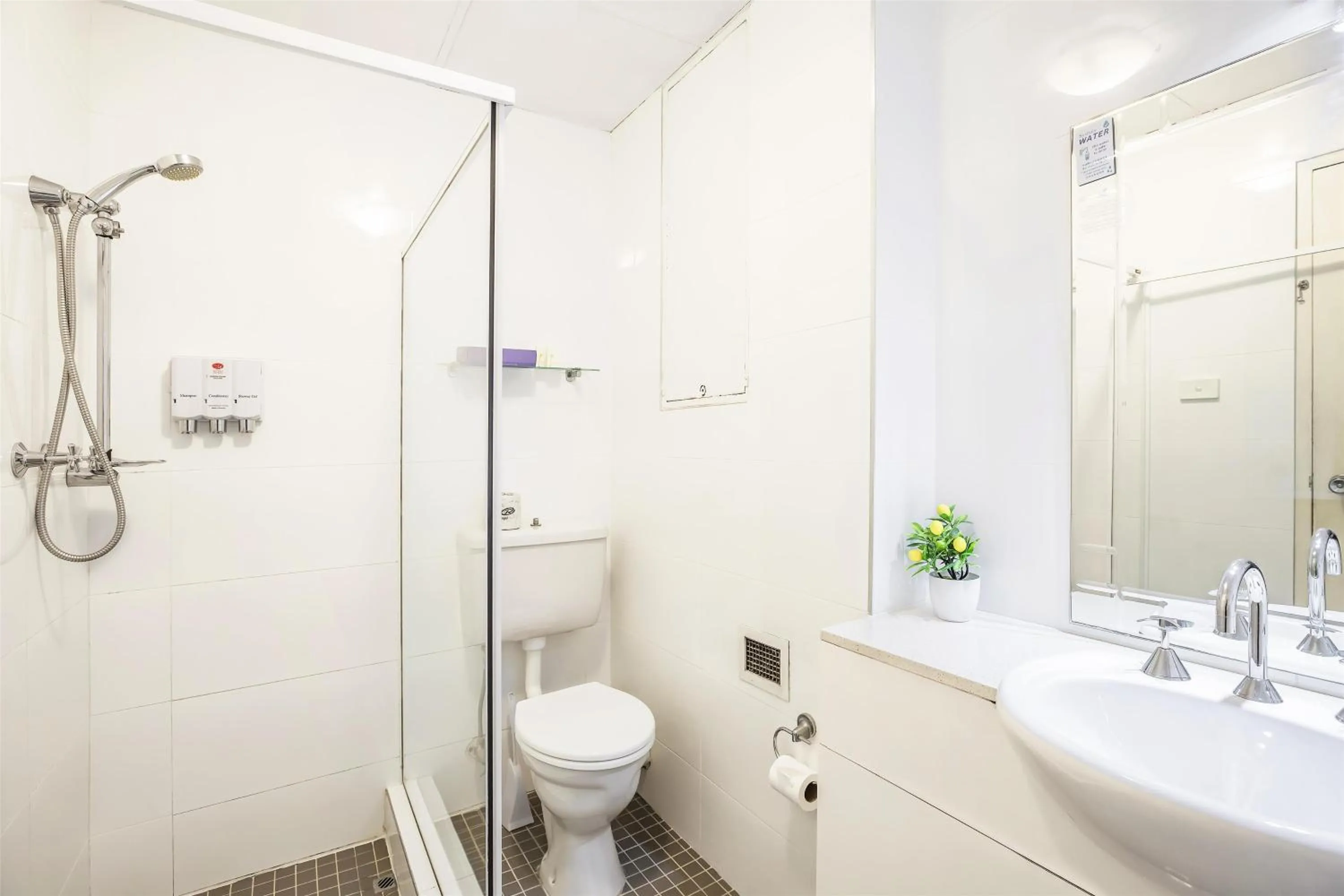 Bathroom in Metro Hotel Miranda