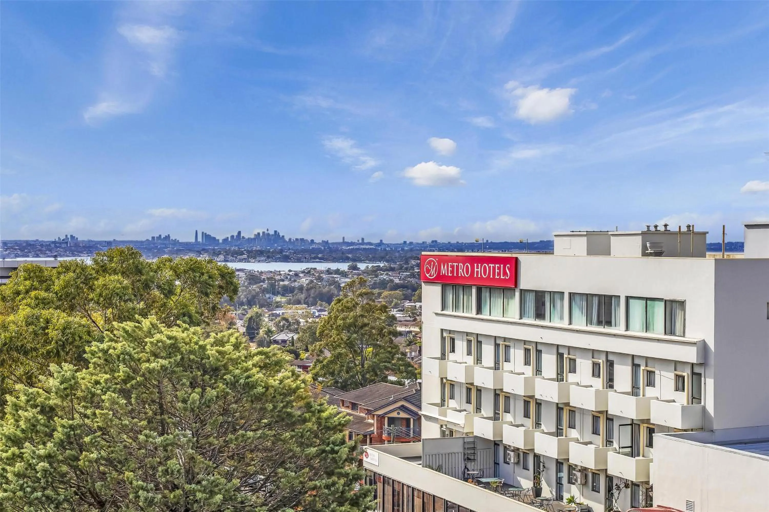 Property building in Metro Hotel Miranda