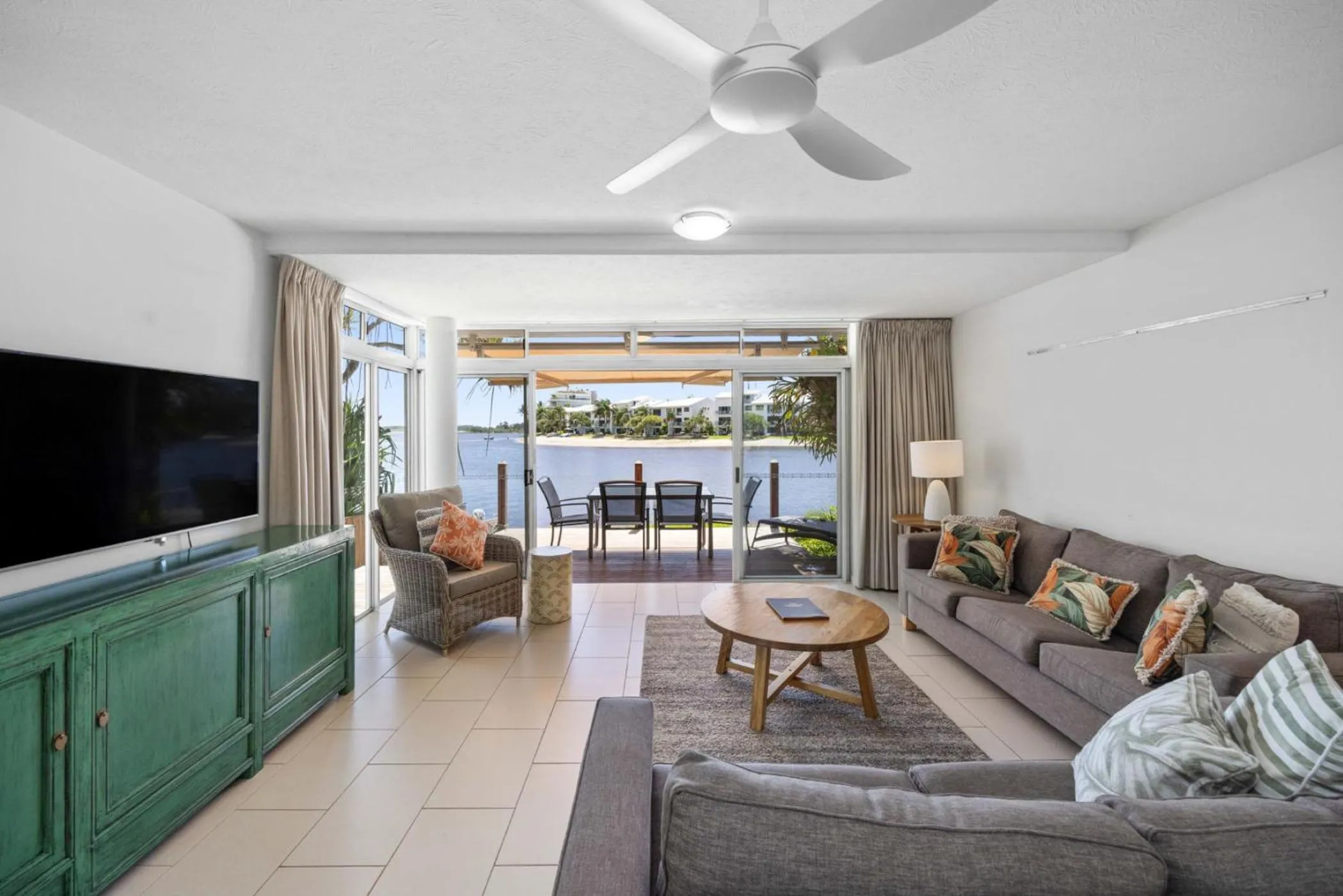 TV and multimedia in Skippers Cove Waterfront Resort