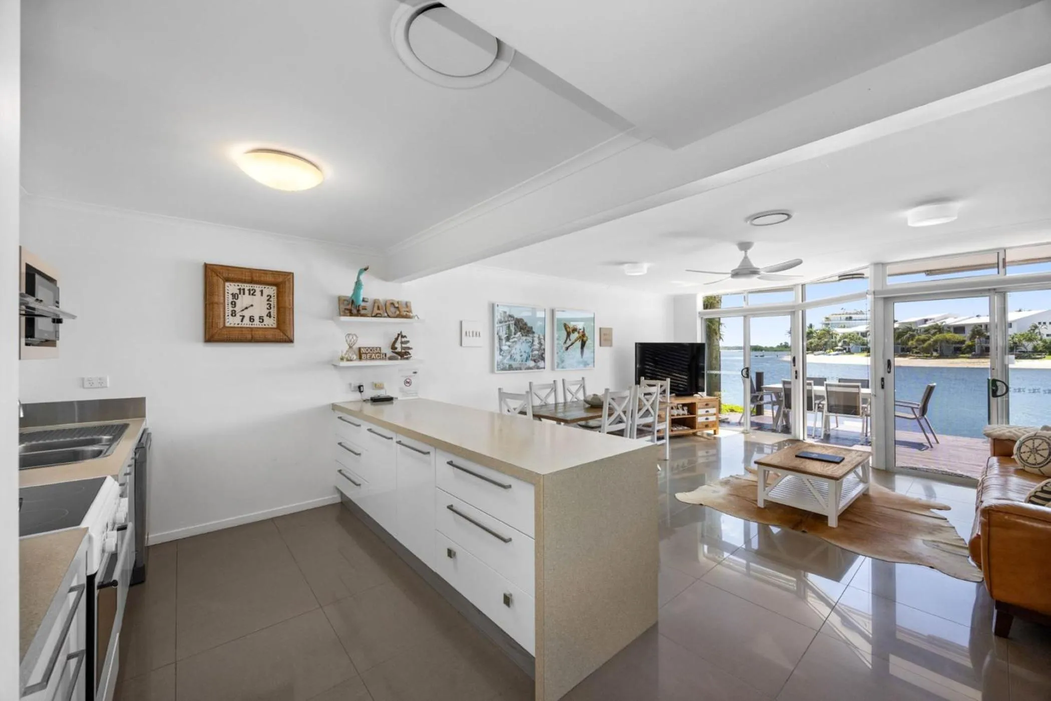 TV and multimedia in Skippers Cove Waterfront Resort