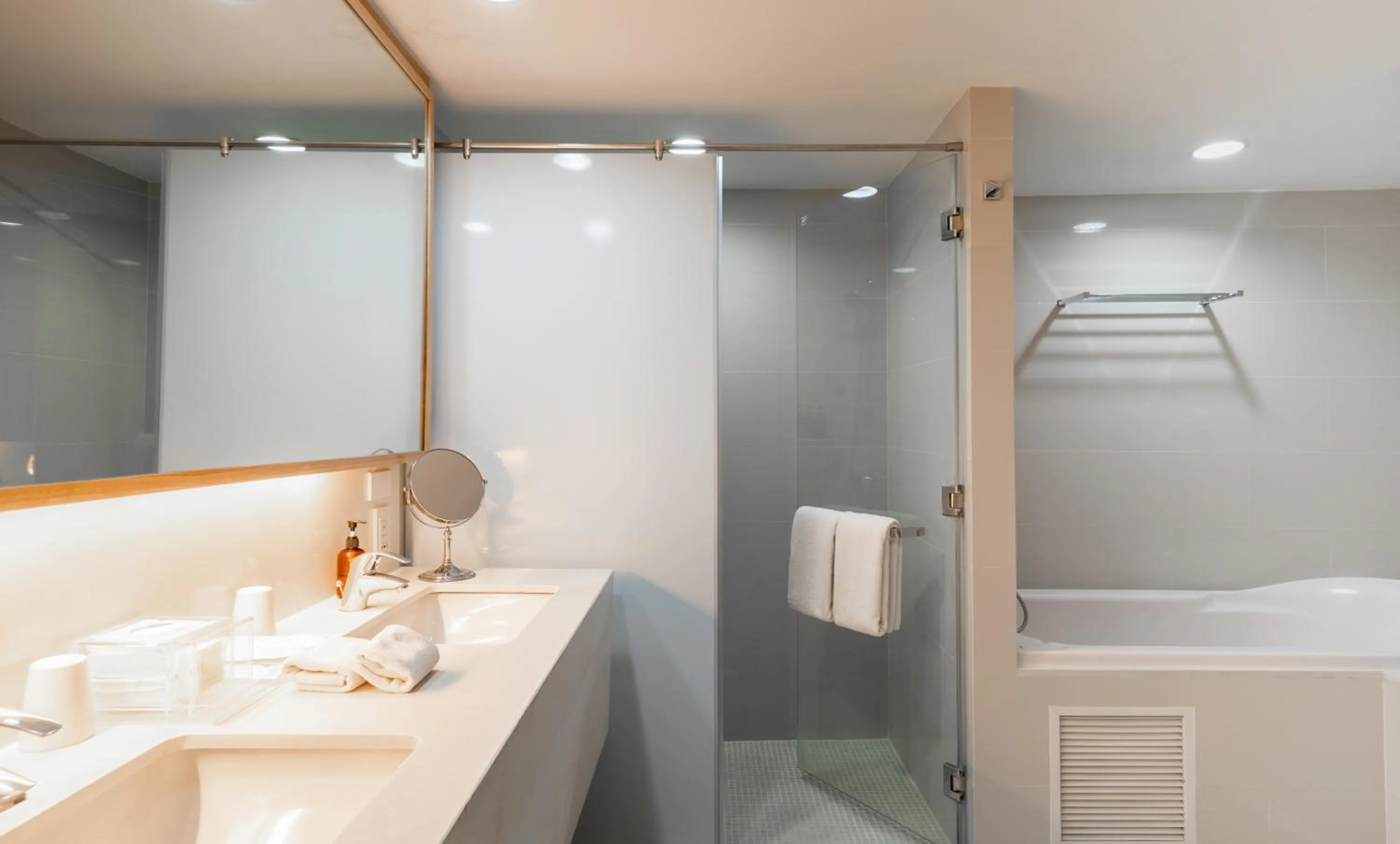 Shower in VELA Dhi GLOW Pratunam