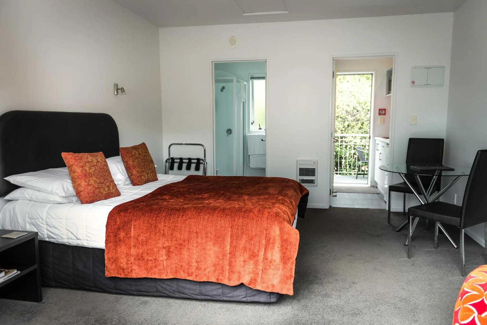 Photo of the whole room, Bed in The Grange Motel