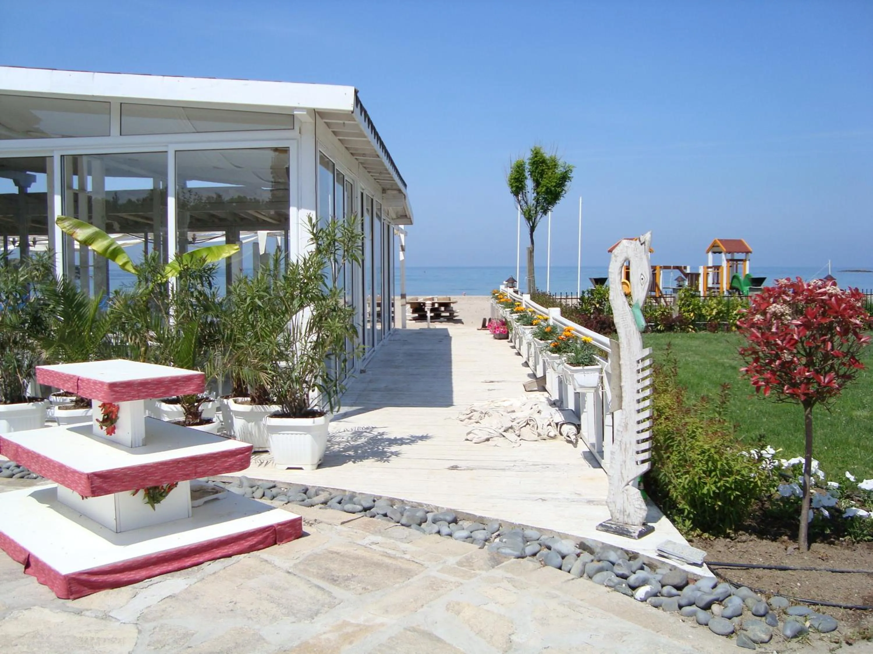 Restaurant/places to eat in Menada Nestinarka Apartments