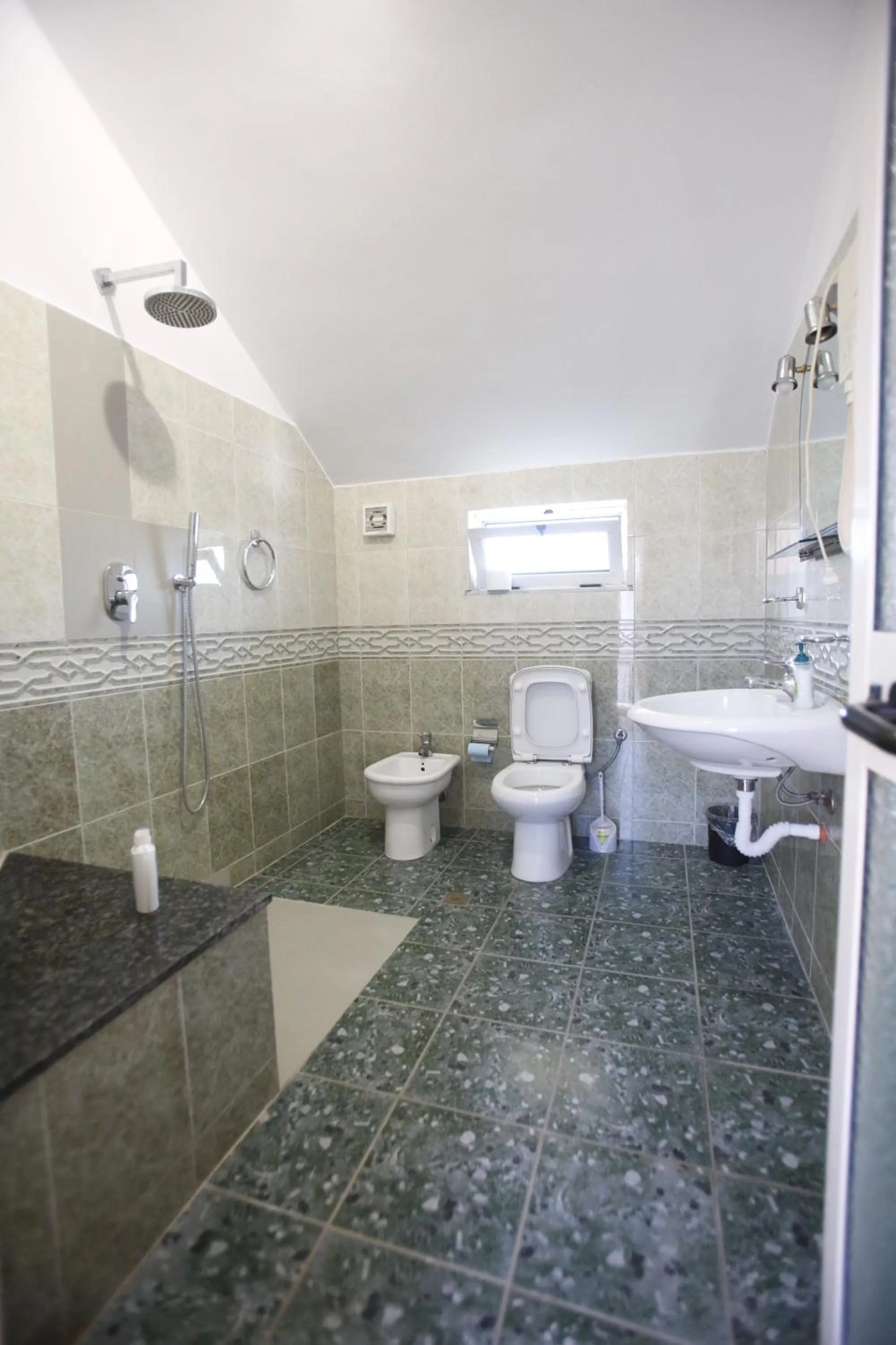 Shower in Hotel Akropoli