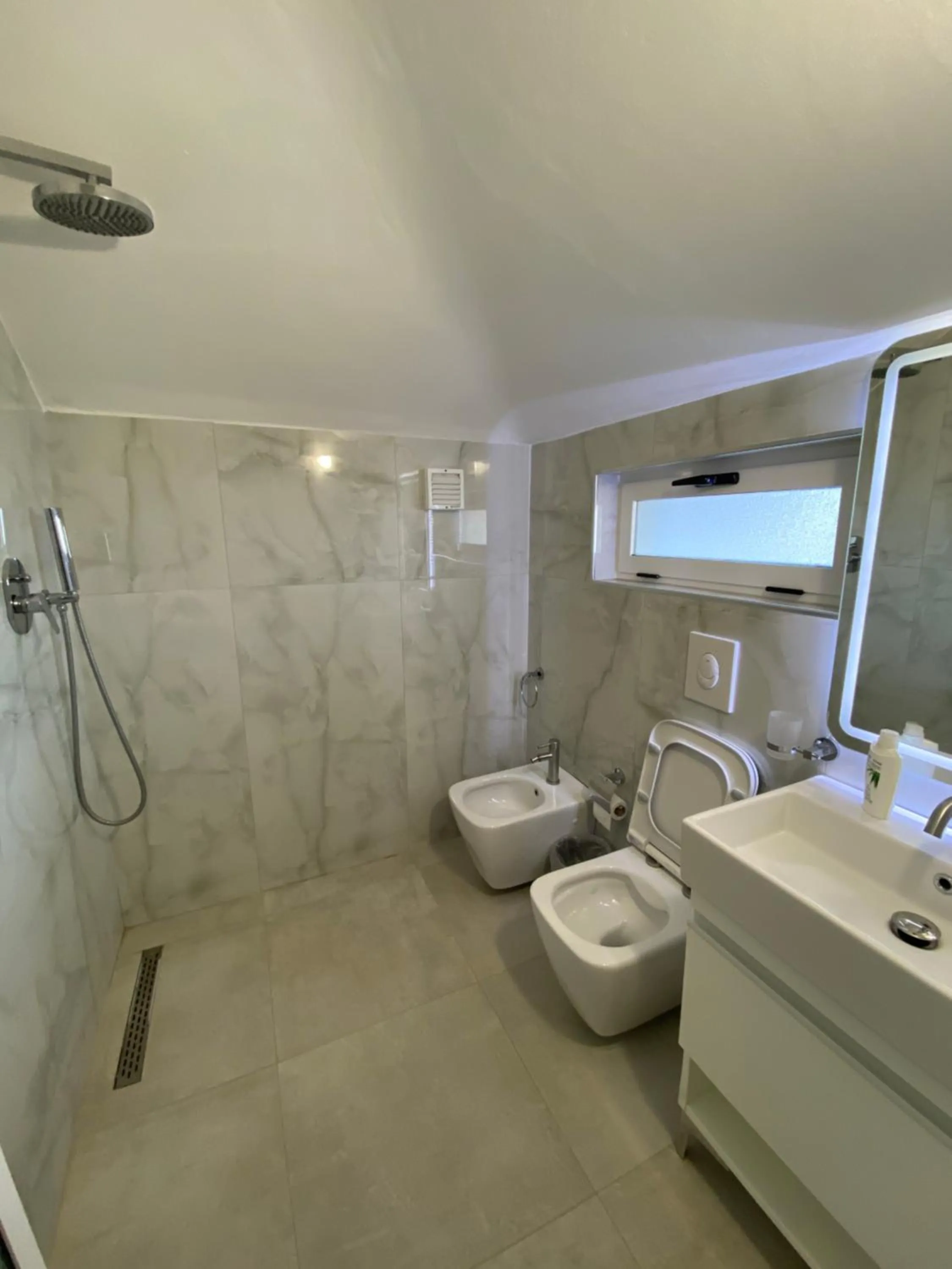 Shower in Hotel Akropoli