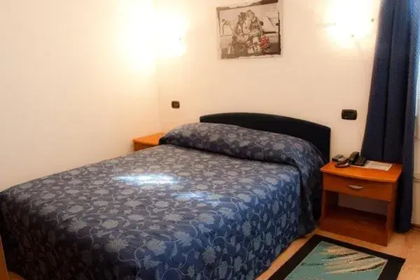 Double Room in Hotel Makin Double Room in Hotel Makin