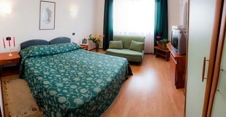 Day, Bed in Hotel Makin