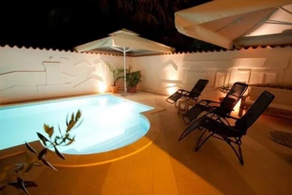 Night in Hotel Makin