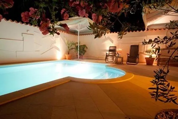 Night in Hotel Makin