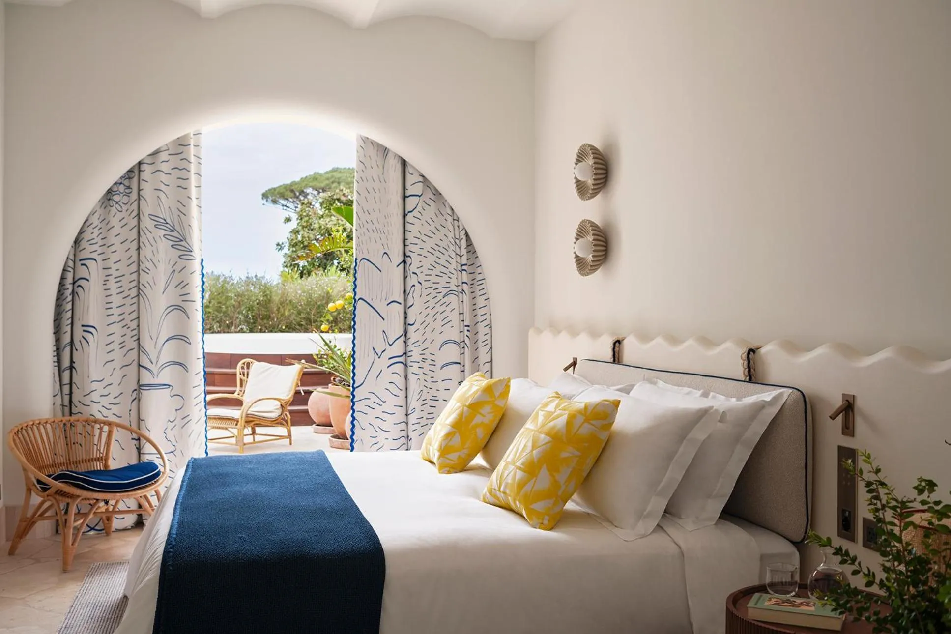 Bedroom, Bed in Jumeirah Capri Palace