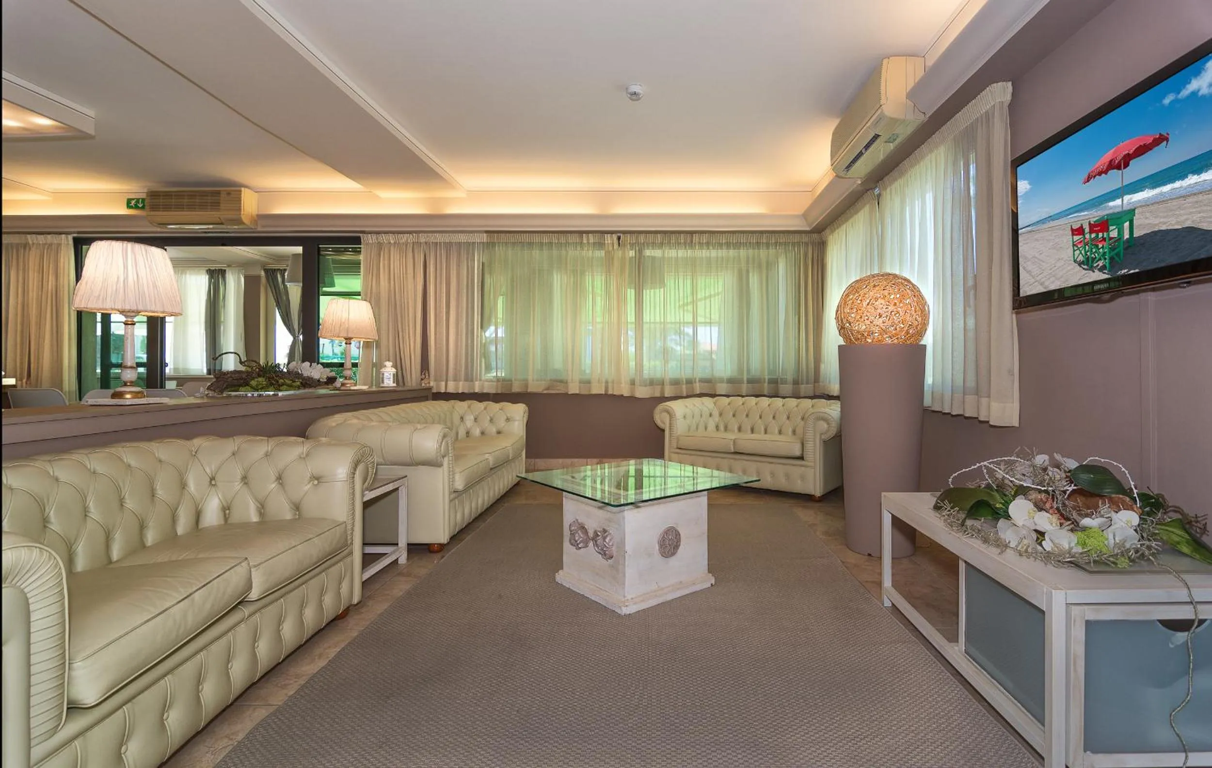 Communal lounge/ TV room in Hotel Siesta