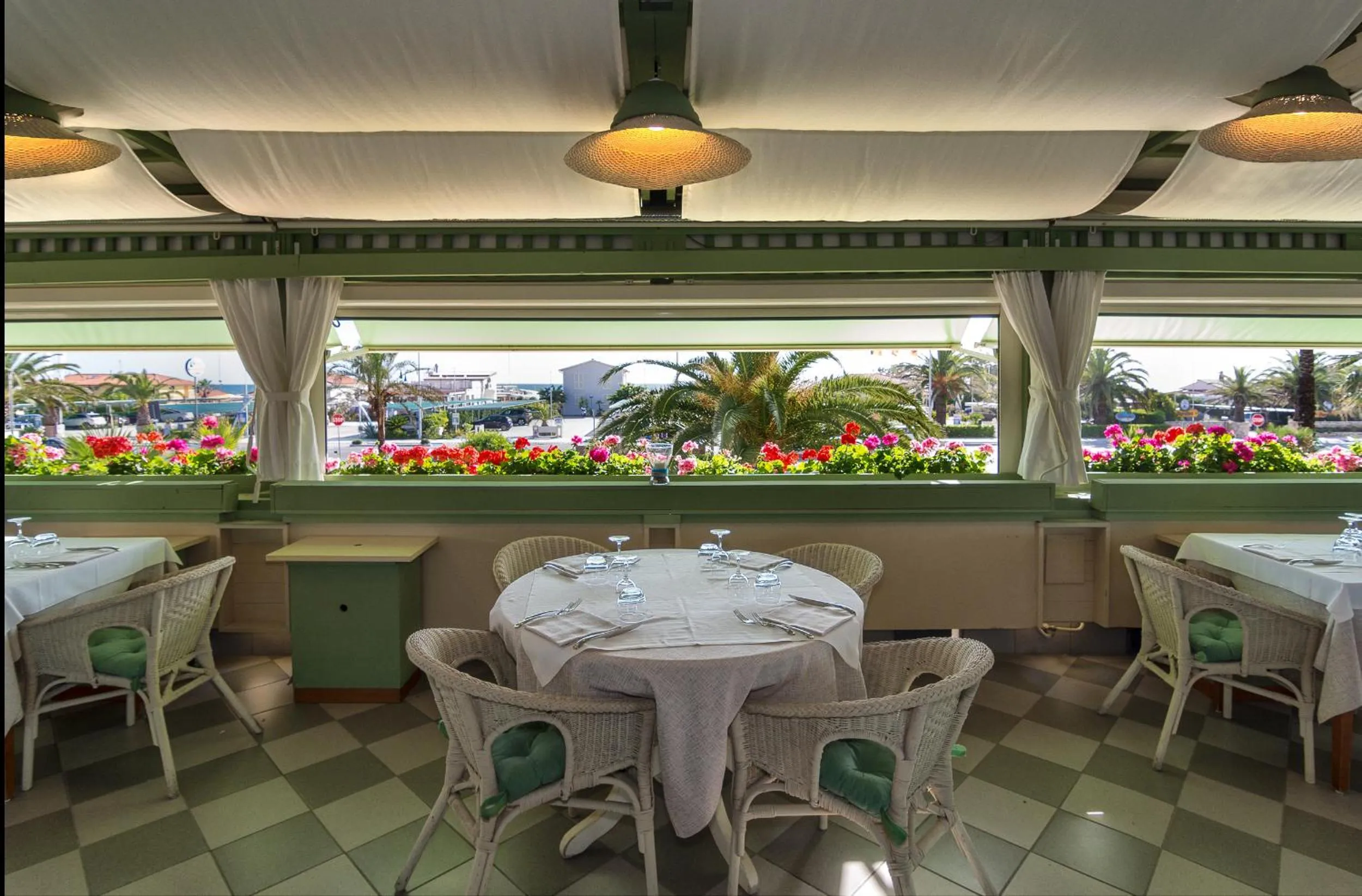 Restaurant/places to eat in Hotel Siesta