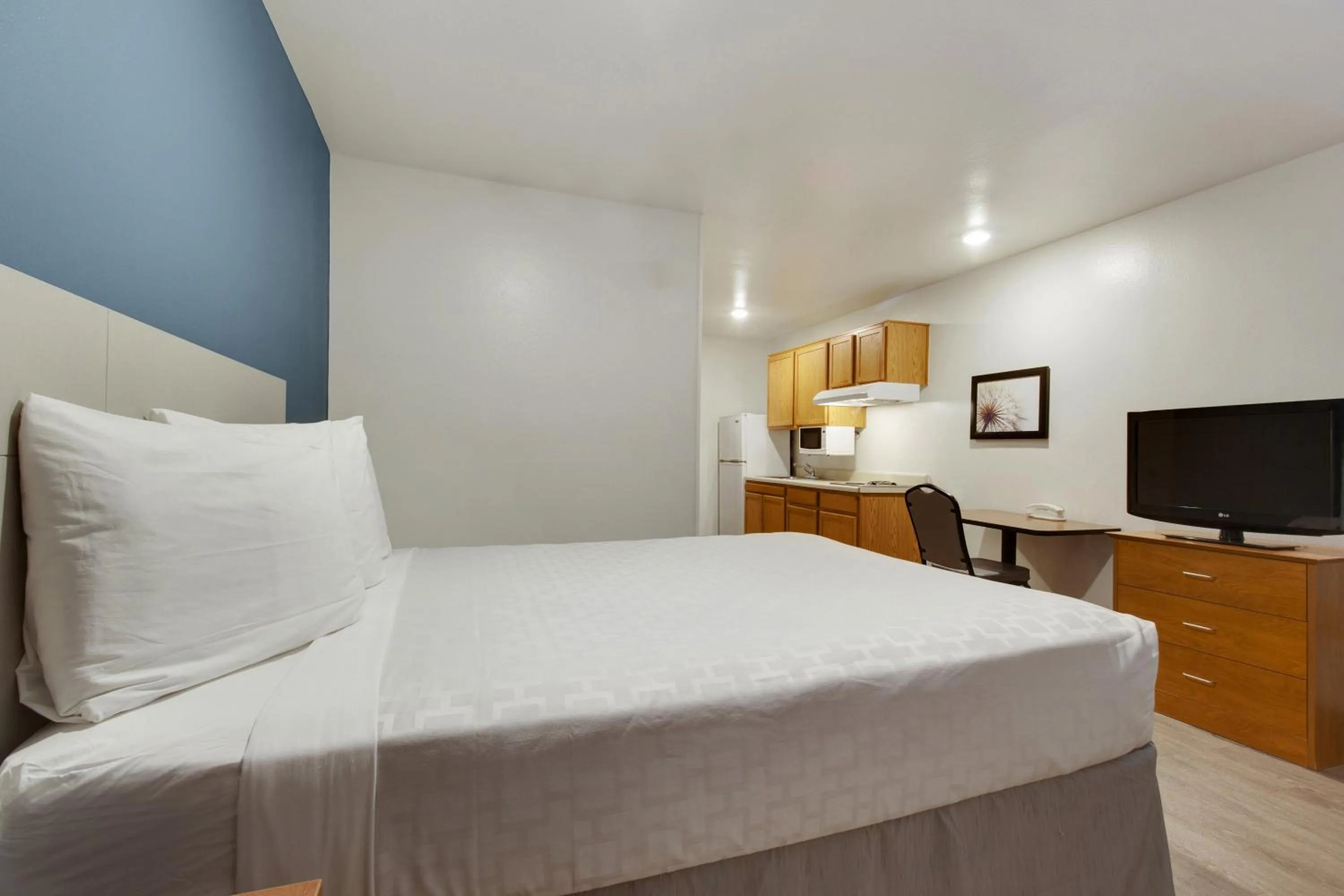 Bed in WoodSpring Suites Texas City