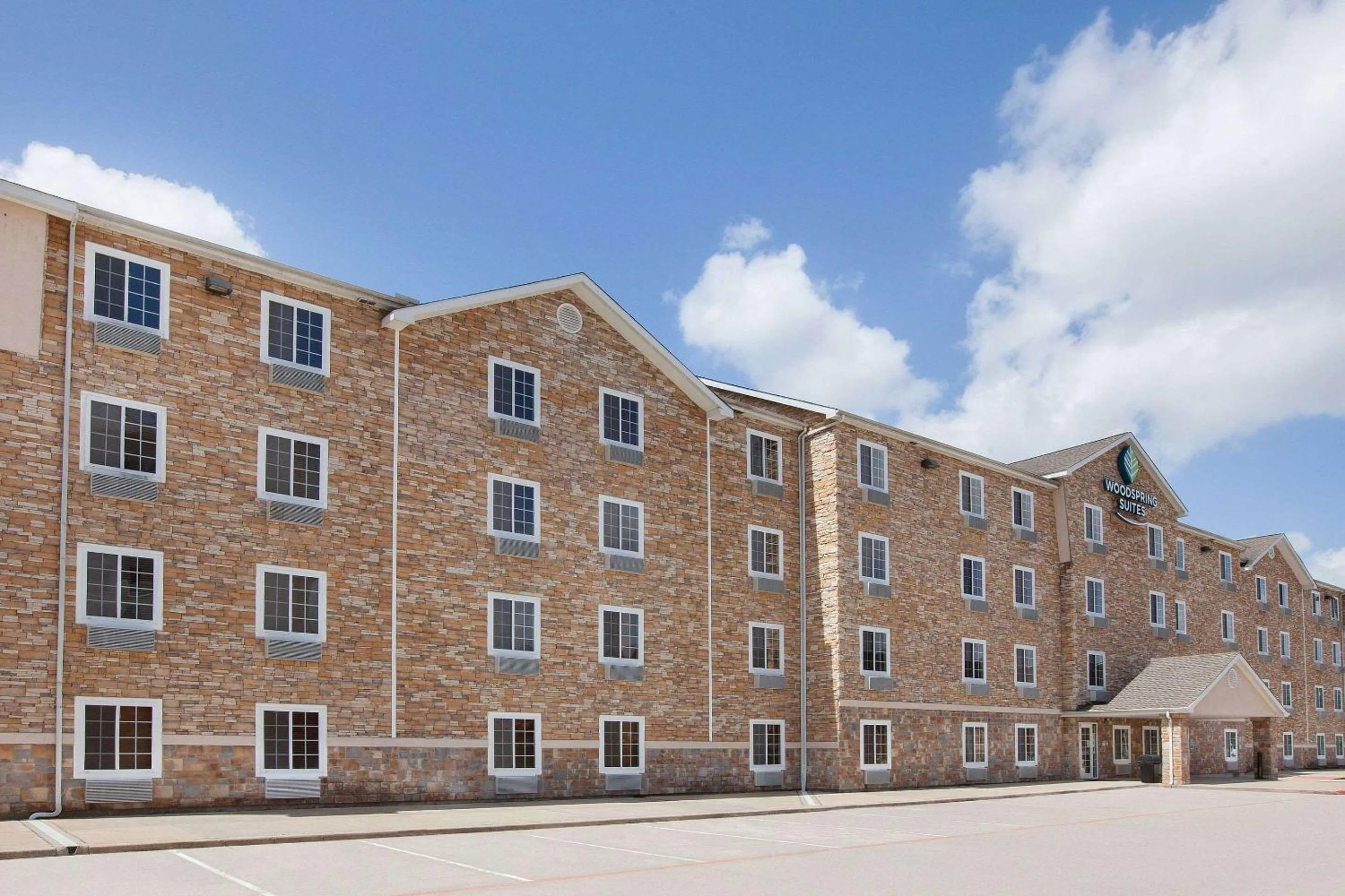 Property building in WoodSpring Suites Houston I-10 West