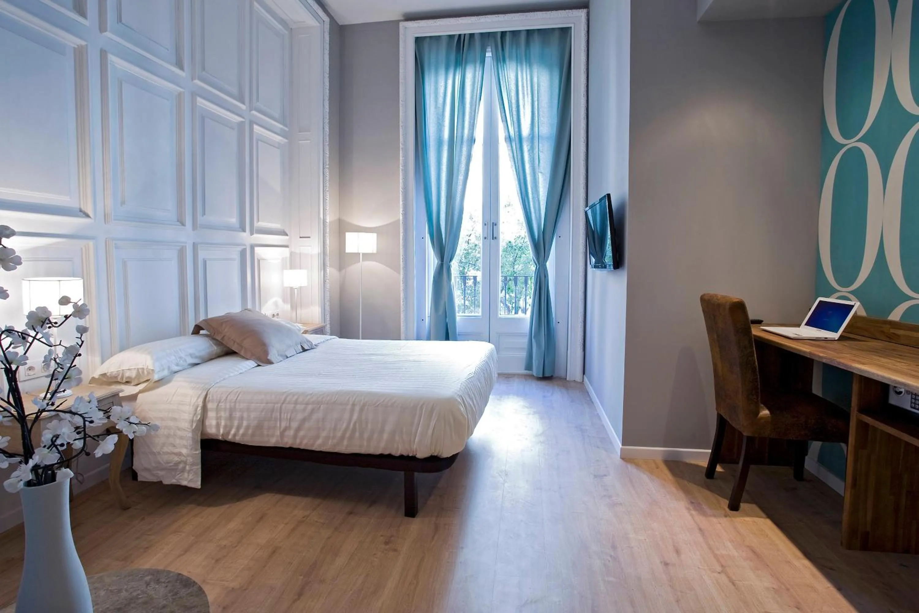 Photo of the whole room, Bed in Violeta Boutique