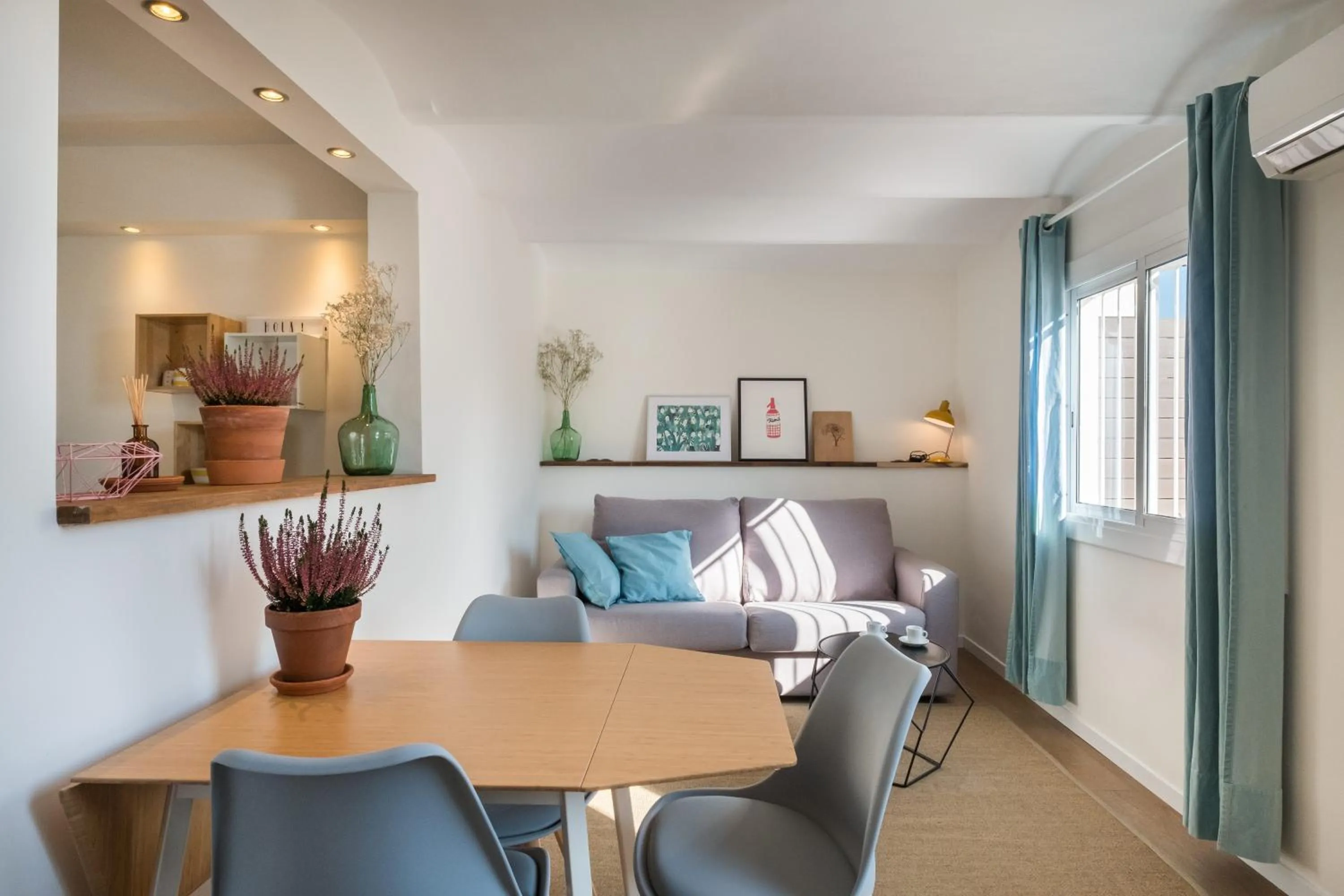 Dining area in Violeta Boutique