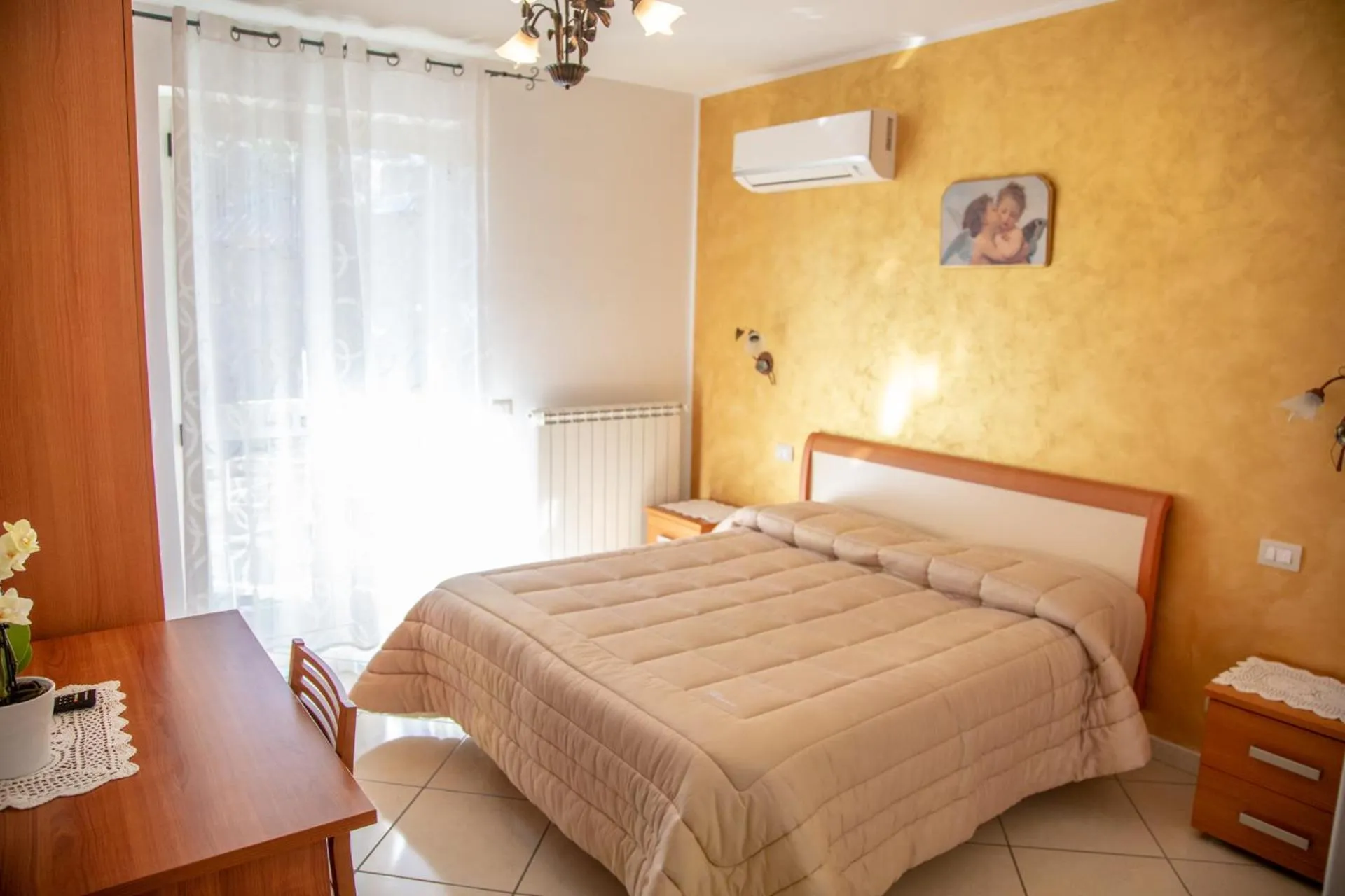 Photo of the whole room, Bed in Haidi House