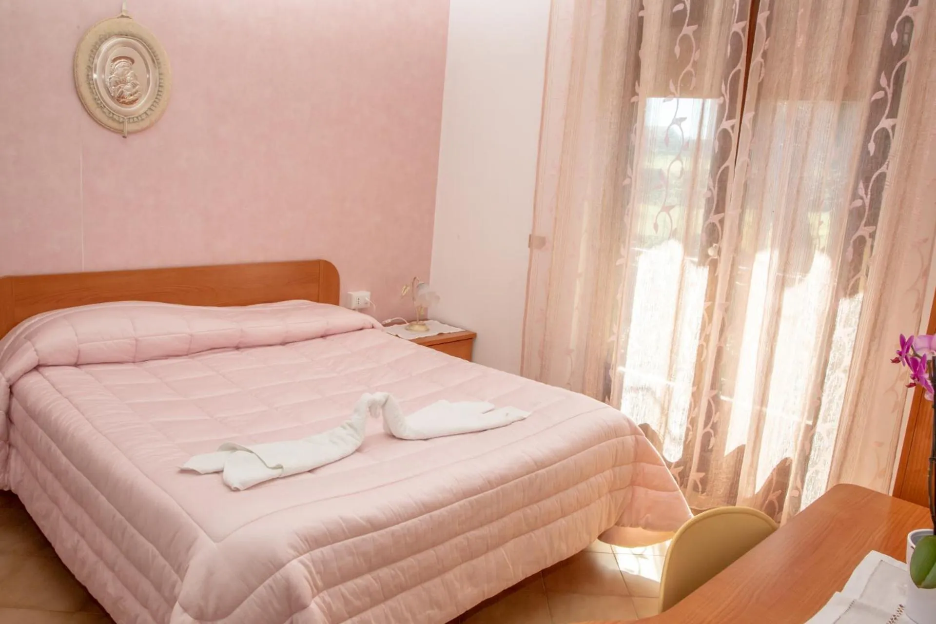 Photo of the whole room, Bed in Haidi House