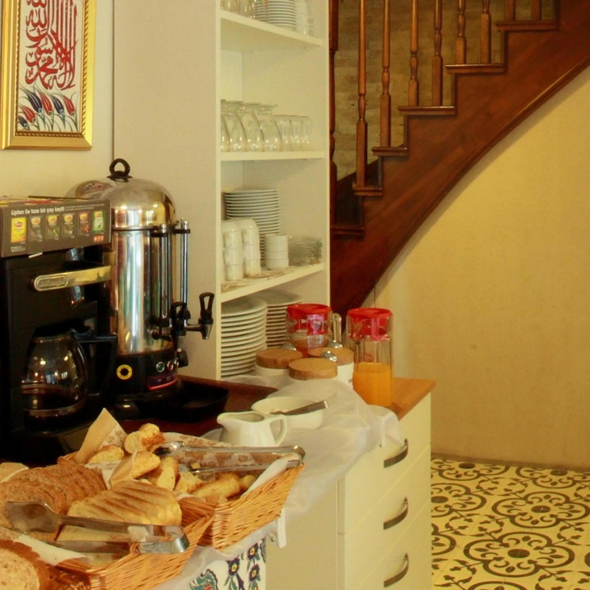 Restaurant/places to eat in Ersari Hotel