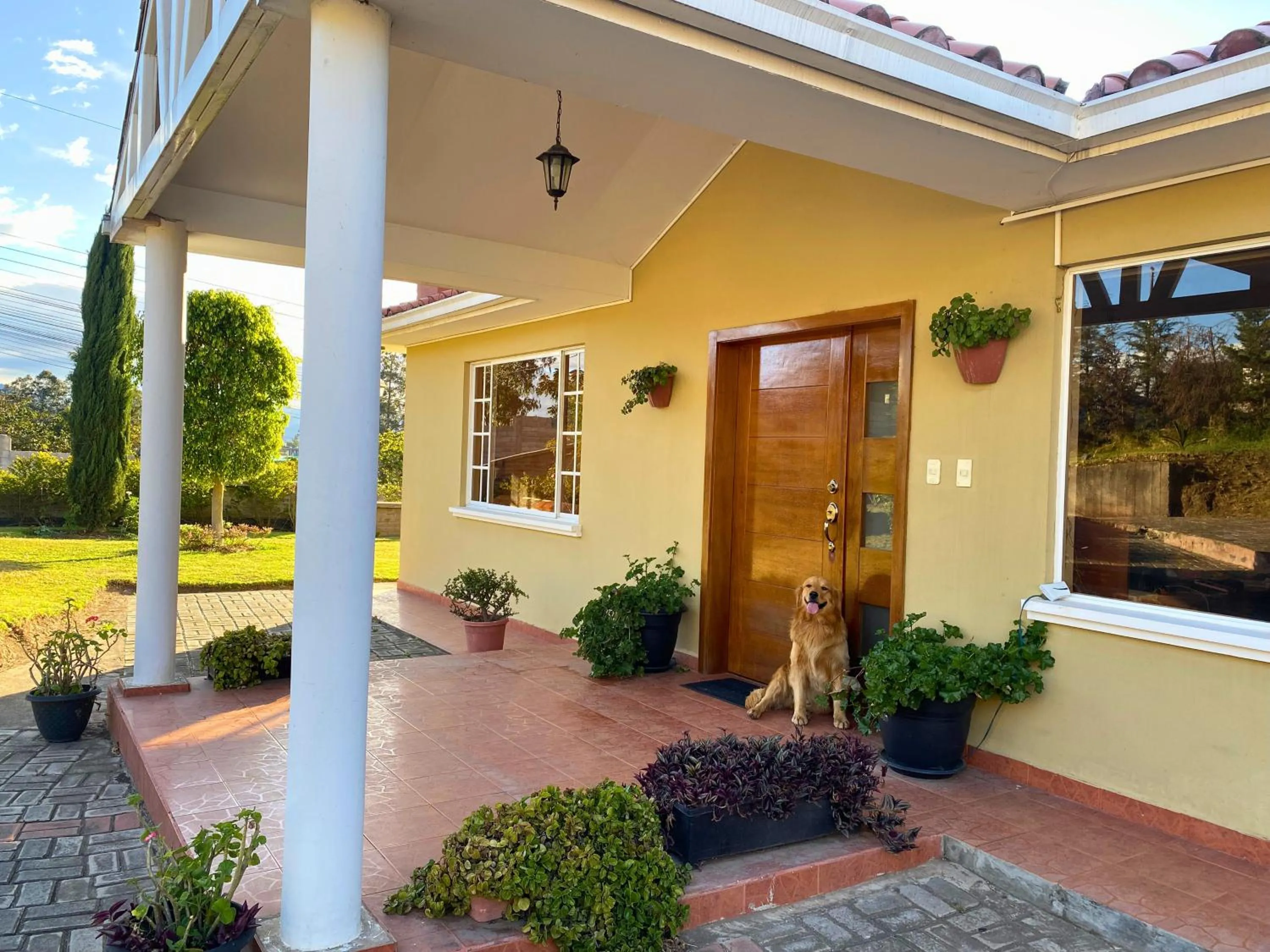 Property building in Las Hortensia's Casa De Huespedes