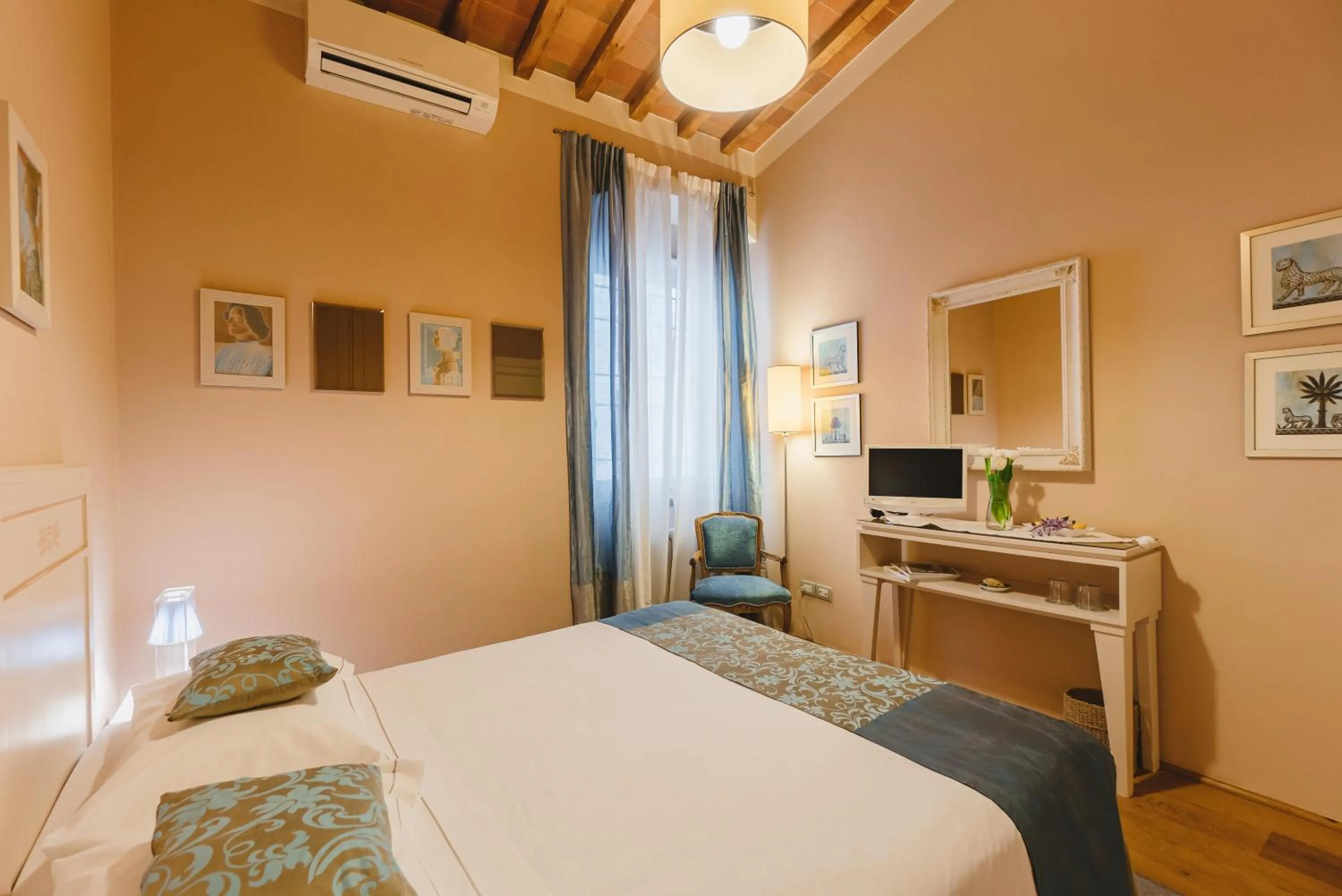 Bed in Duchess Boutique de Charme