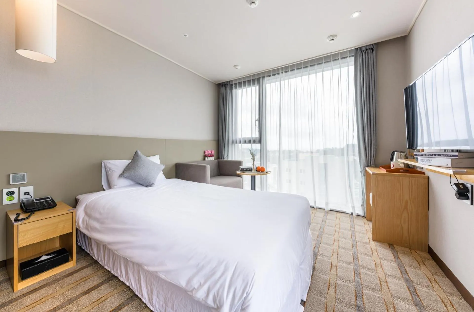 Bedroom, Bed in Shin Shin Hotel Cheonjiyeon